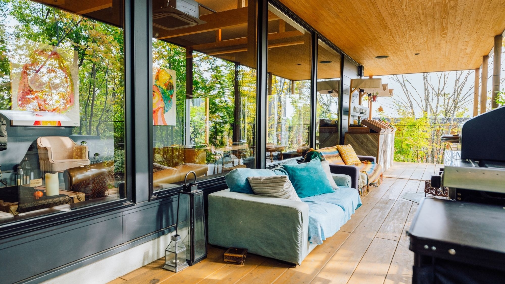 Khu vực chỗ ngồi ngoài trời trên sân hiên của tòa nhà chính mang đến làn gió mát dễ chịu. Hãy hít một hơi thật sâu không khí trong lành của rừng và thư giãn sau chuyến đi của bạn.