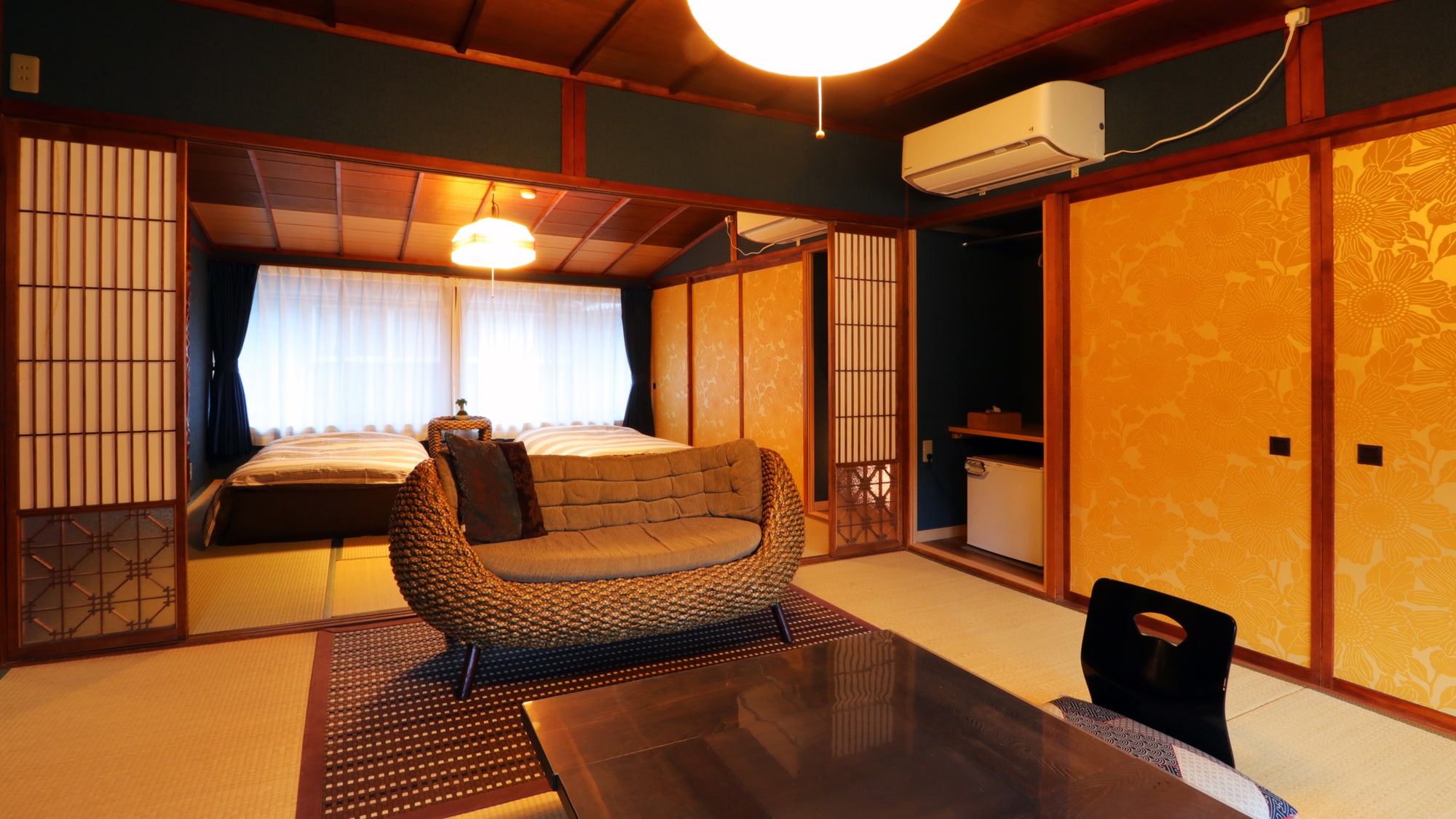 Relaxed retro Japanese-Western style room (16 tatami mats) for 2 people [non-smoking]