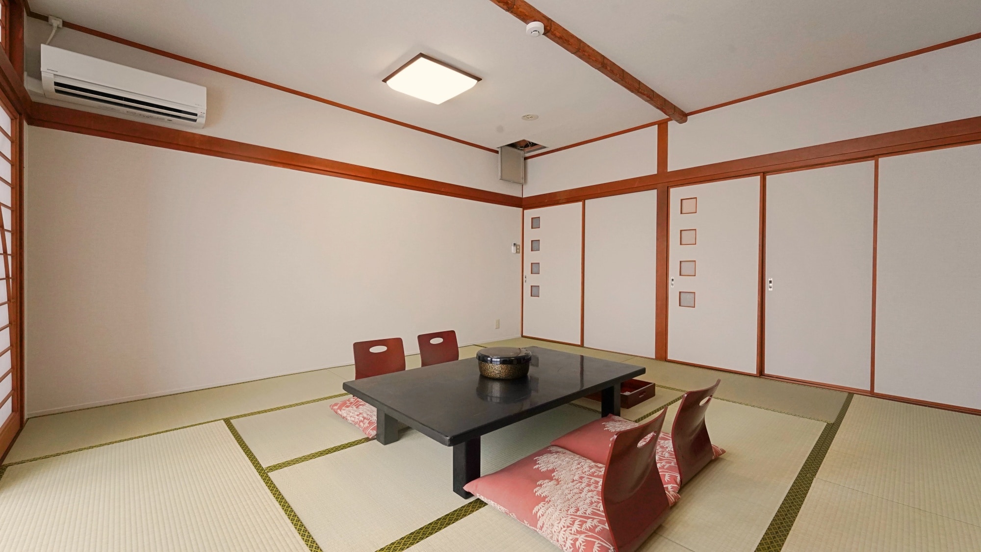 Japanese-style room (12.5 tatami mats) + spacious veranda (with bathroom)