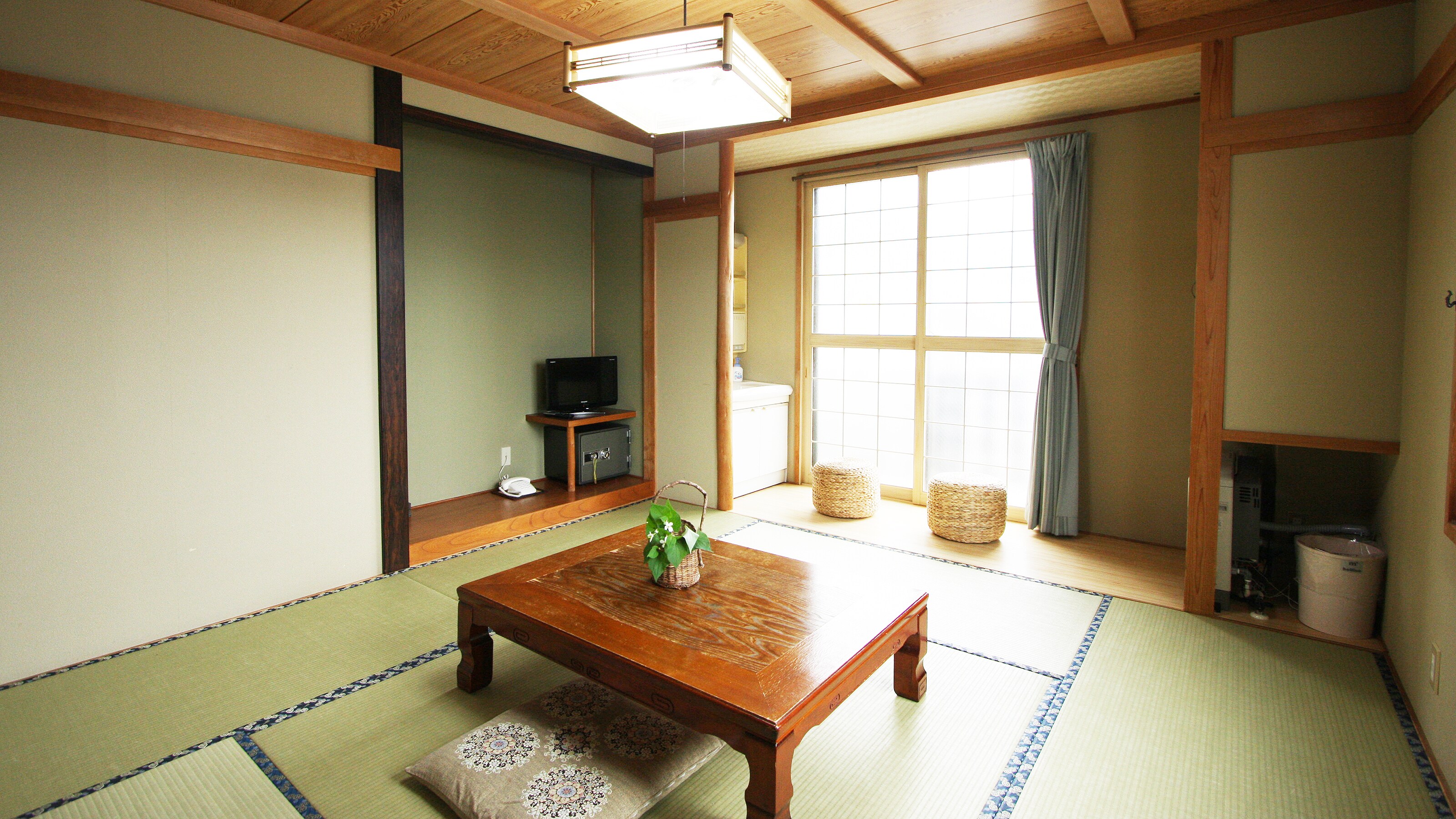Japanese-style room (8 tatami mats) with toilet and washbasin