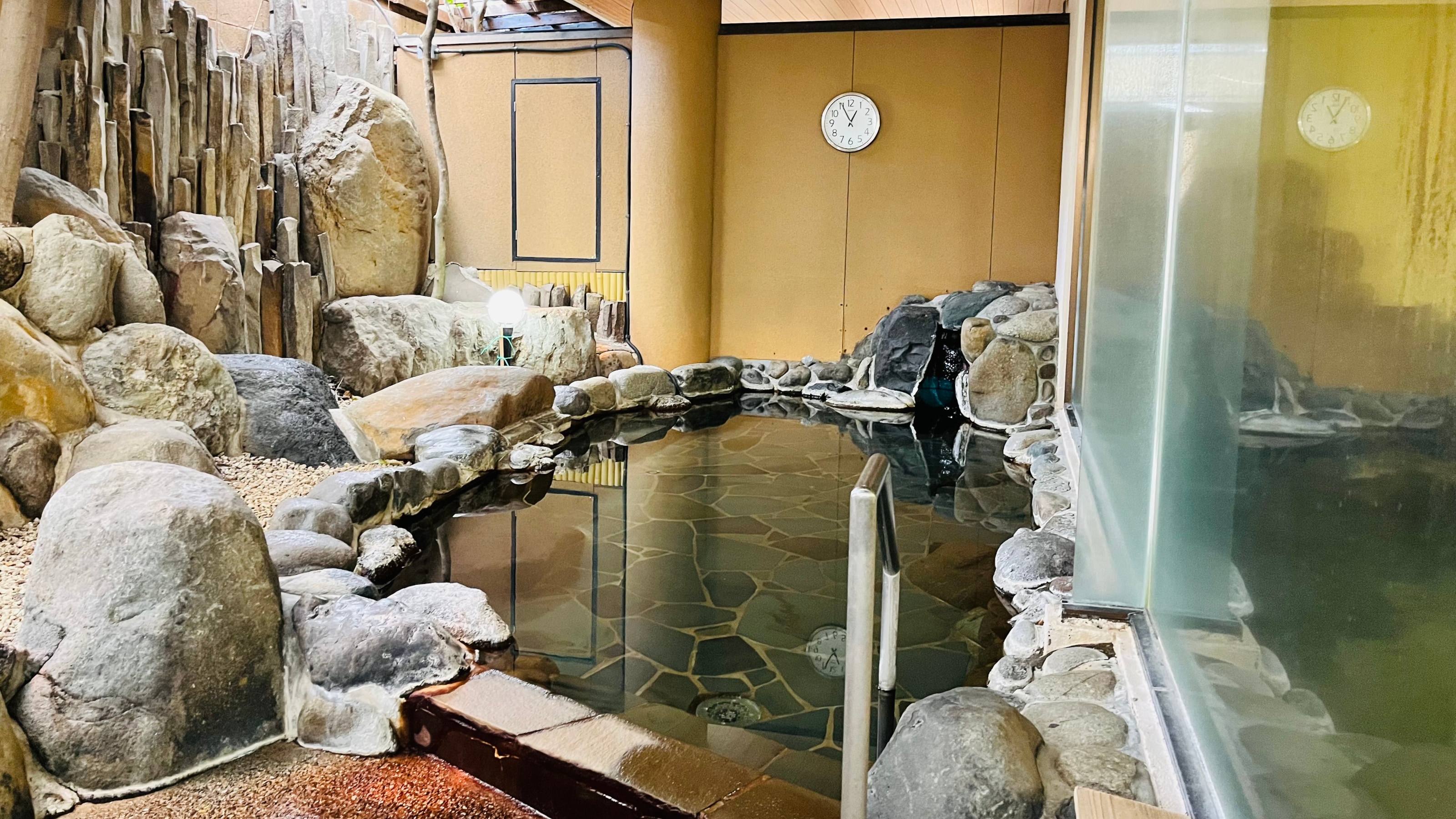Large communal bath, open-air bath
