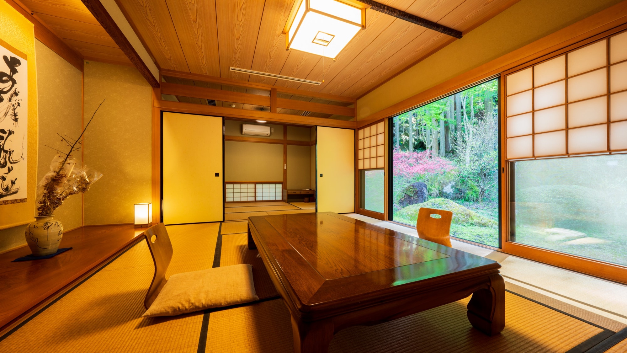 〇 [Two Japanese-style rooms | Capacity 3 people] Detached room with a private garden overlooking Yabakei