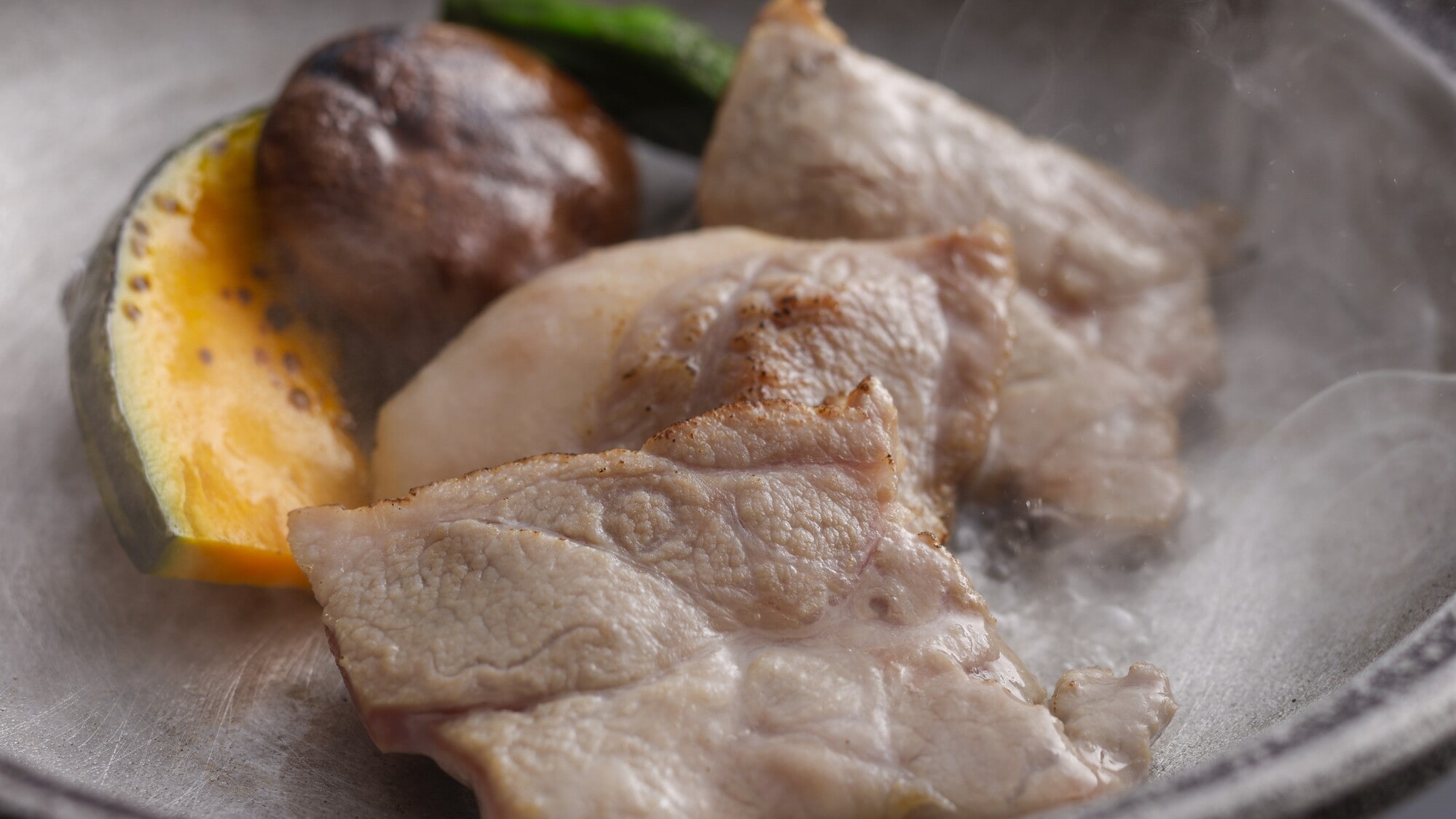 [Menu Kaiseki Musiman (Musim Panas 2026)] Babi Panggang Sehat Ise no Kuni di Atas Piring Keramik