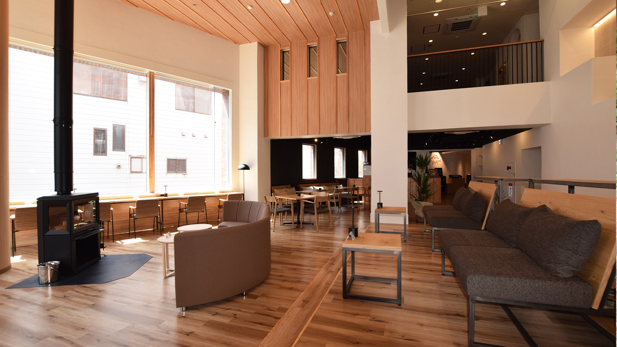 내츄럴 칼라를 베이스로 한 개방적인 점내는, 워크에도 ◎【adex cafe】