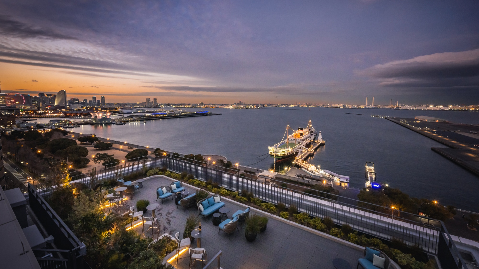 Rooftop terrace (night)