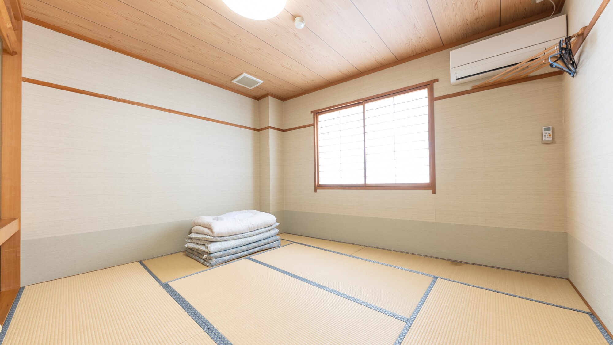 [Smoking] Japanese-style room for 1-2 people (shared bathroom and toilet)