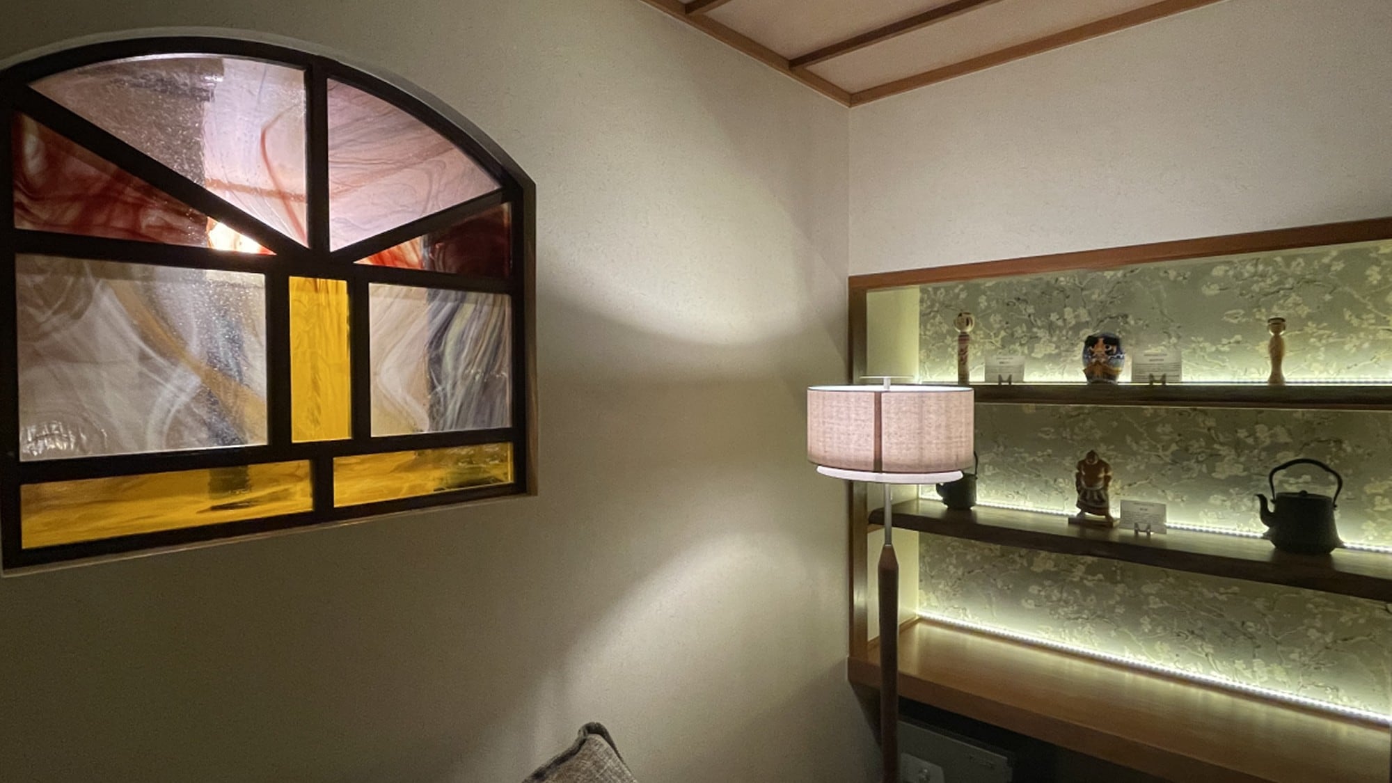 ◆Non-smoking◆ Designer's room [Yuzuki] A relaxing space with a great atmosphere thanks to stained glass and lighting