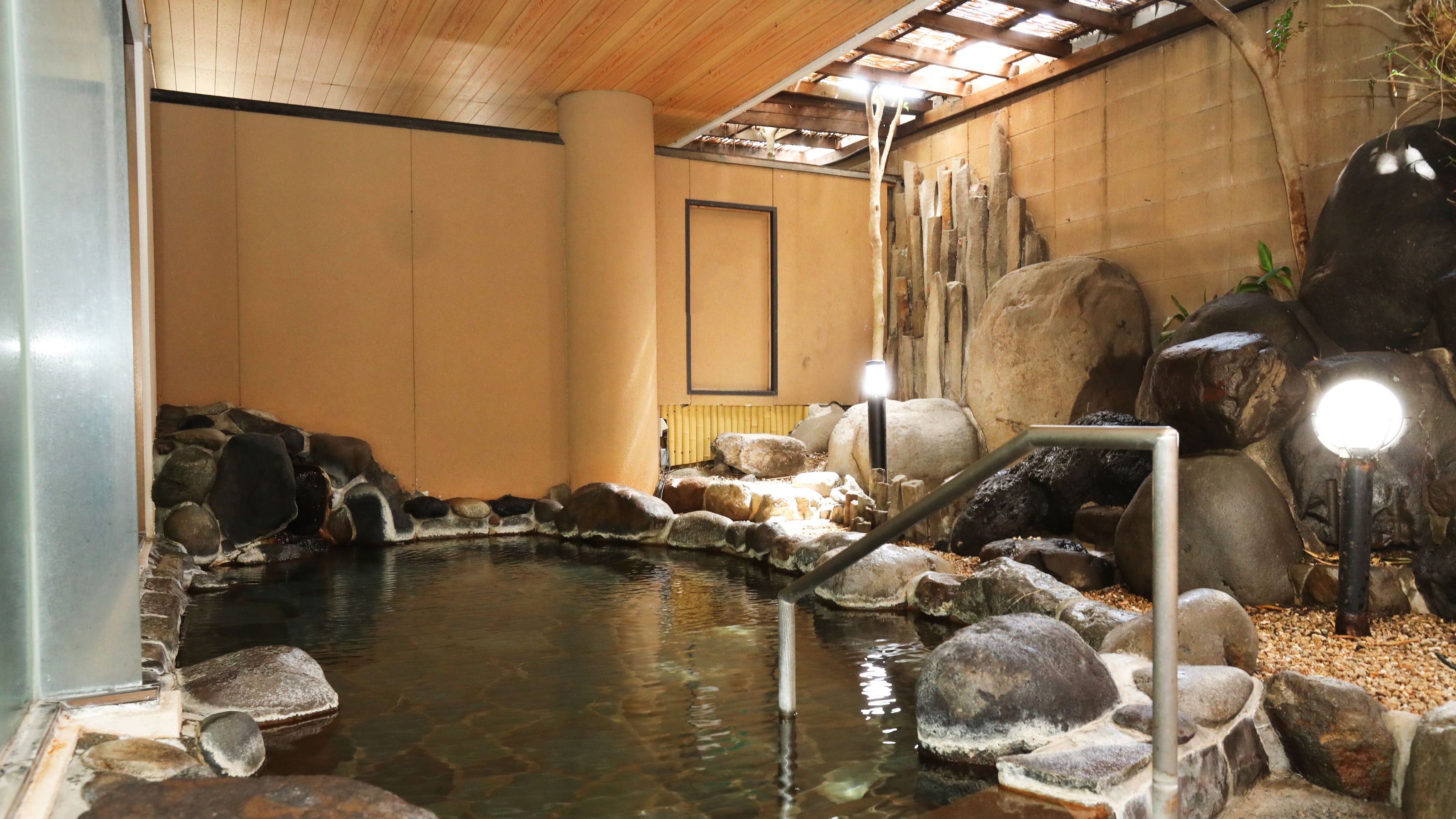 Large communal bath, Kusabue no Yu open-air bath