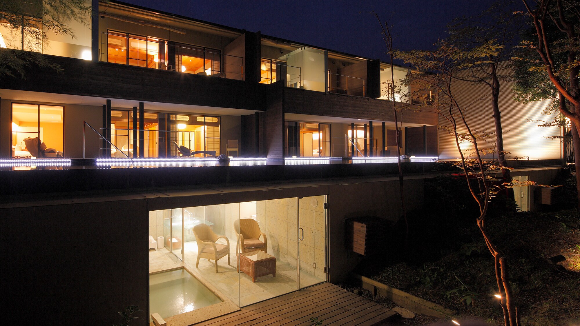 [Nanakamado Lilac] A fantastically sparkling water basin swaying below. A luxurious space with guest rooms and an open-air bath separated into two levels.