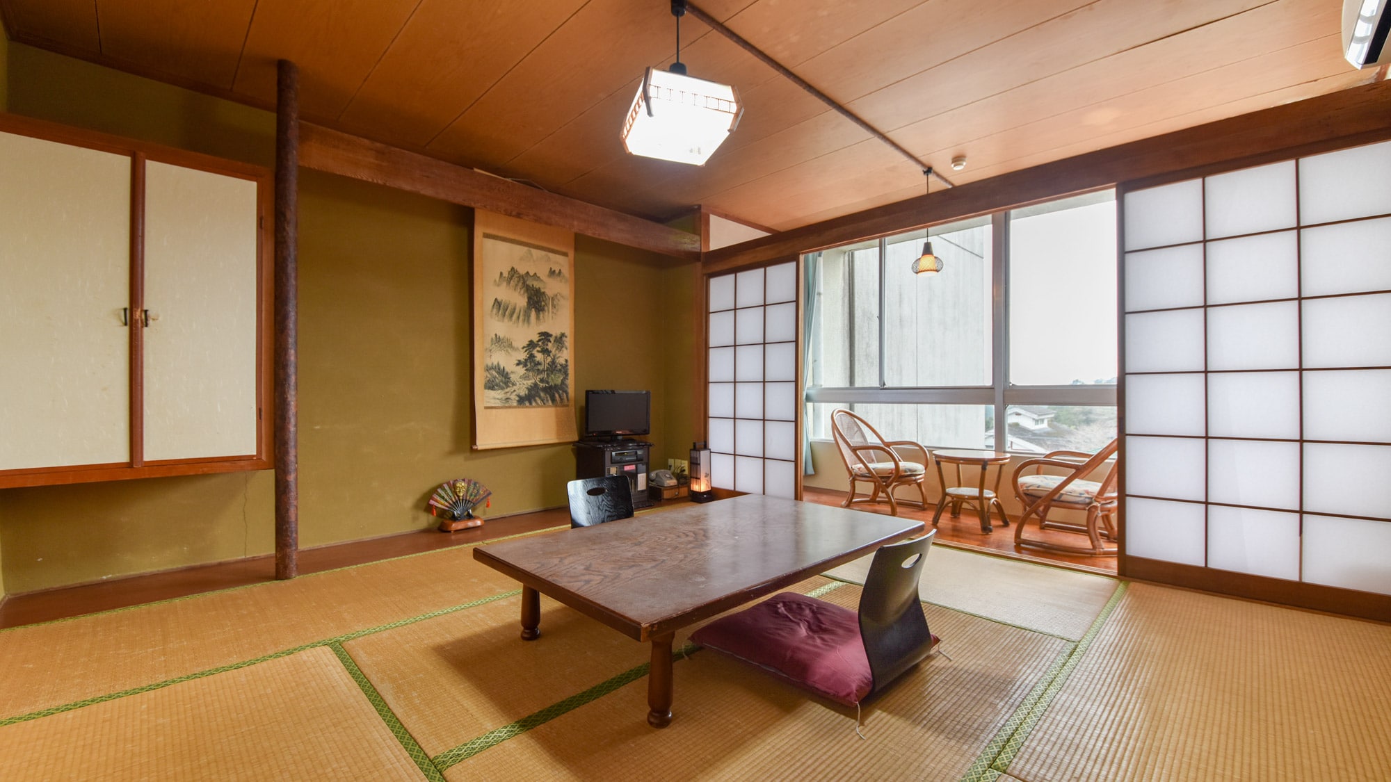 * [Japanese-style room 8 tatami mats] Room for groups of 2 to 4 people. Please use it for families and groups.