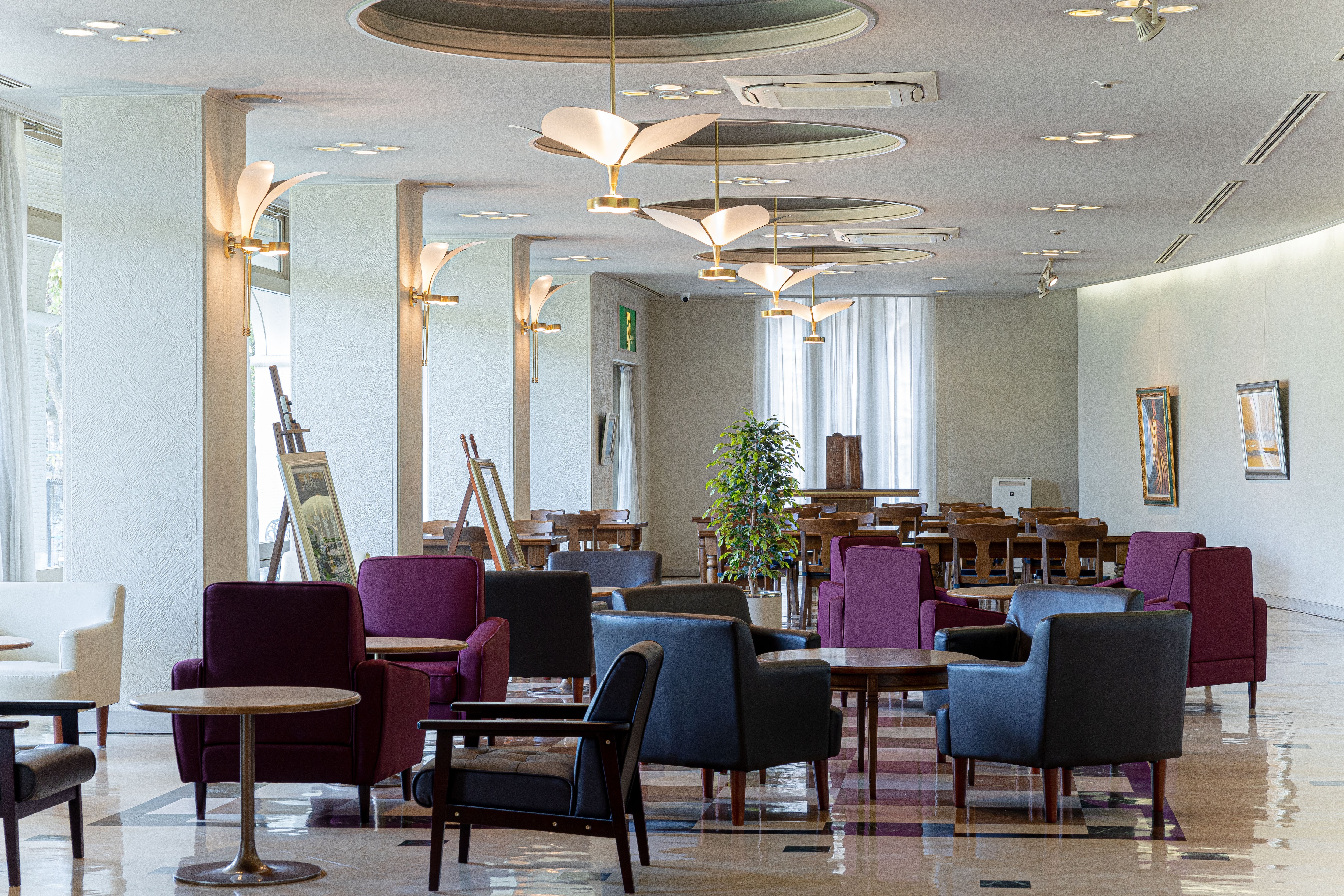 How about a drink in the spacious lounge? (9:00-17:00)
