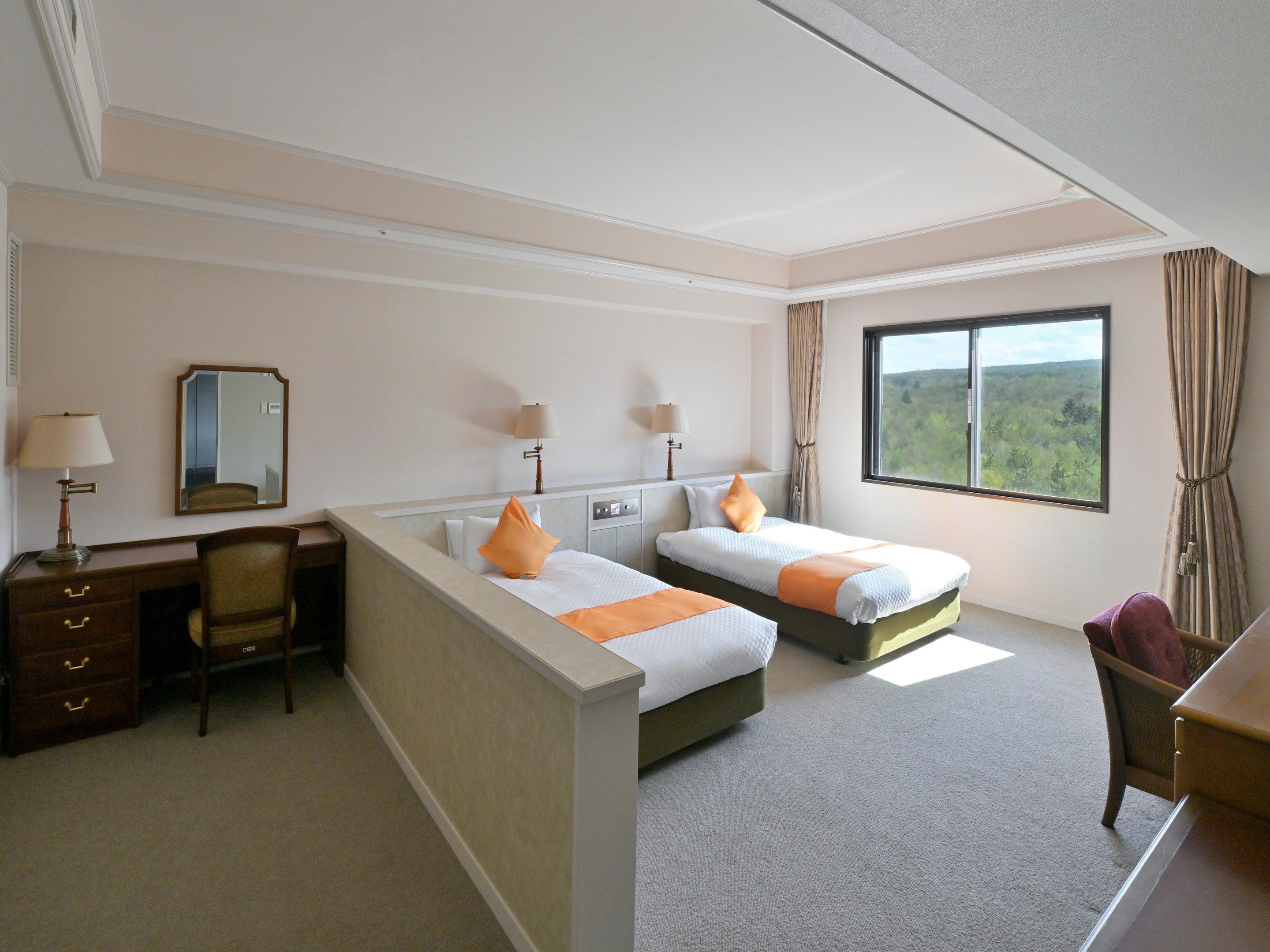 Modern Western-style suite, 140 sq m, with mountain view.