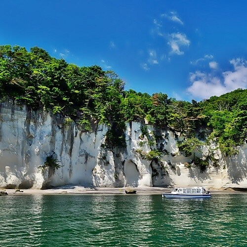 Pleasure boat