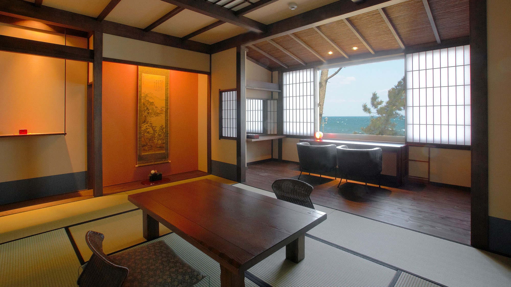 ・[Modern Japanese-style room, Love Story room, Japanese-style room "Kuroshio"] A Japanese-style room with an ocean view overlooking Ise Bay