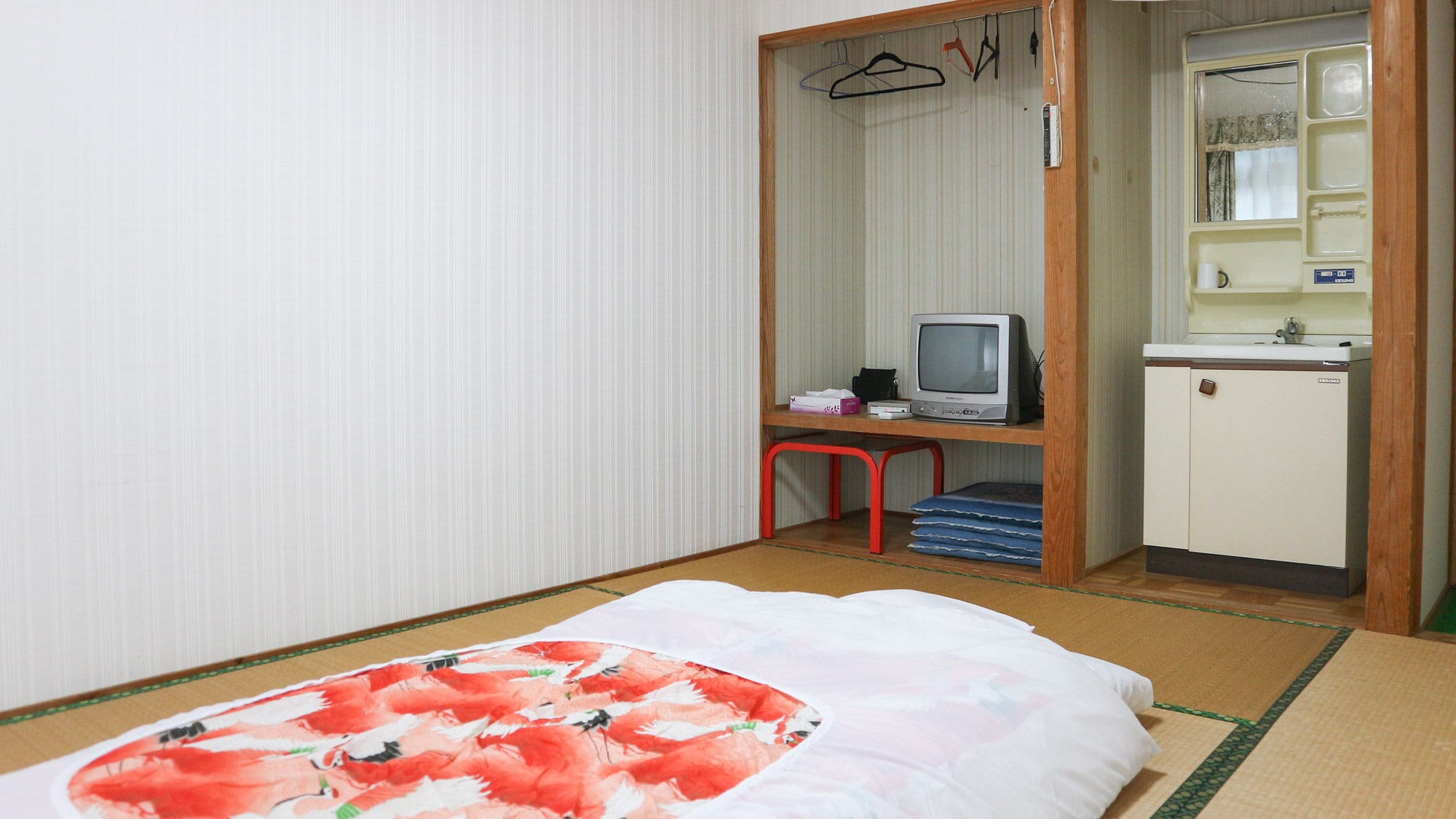 *[Example of guest room] Japanese-style room with 6 tatami mats. Futons will be laid out before your arrival.
