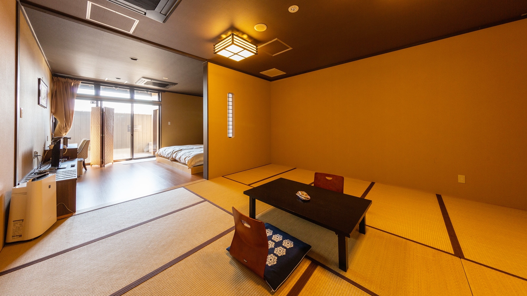*[Example of 12 tatami mats + 2 beds (with hot spring open-air bath)] Relax in a spacious Japanese room.