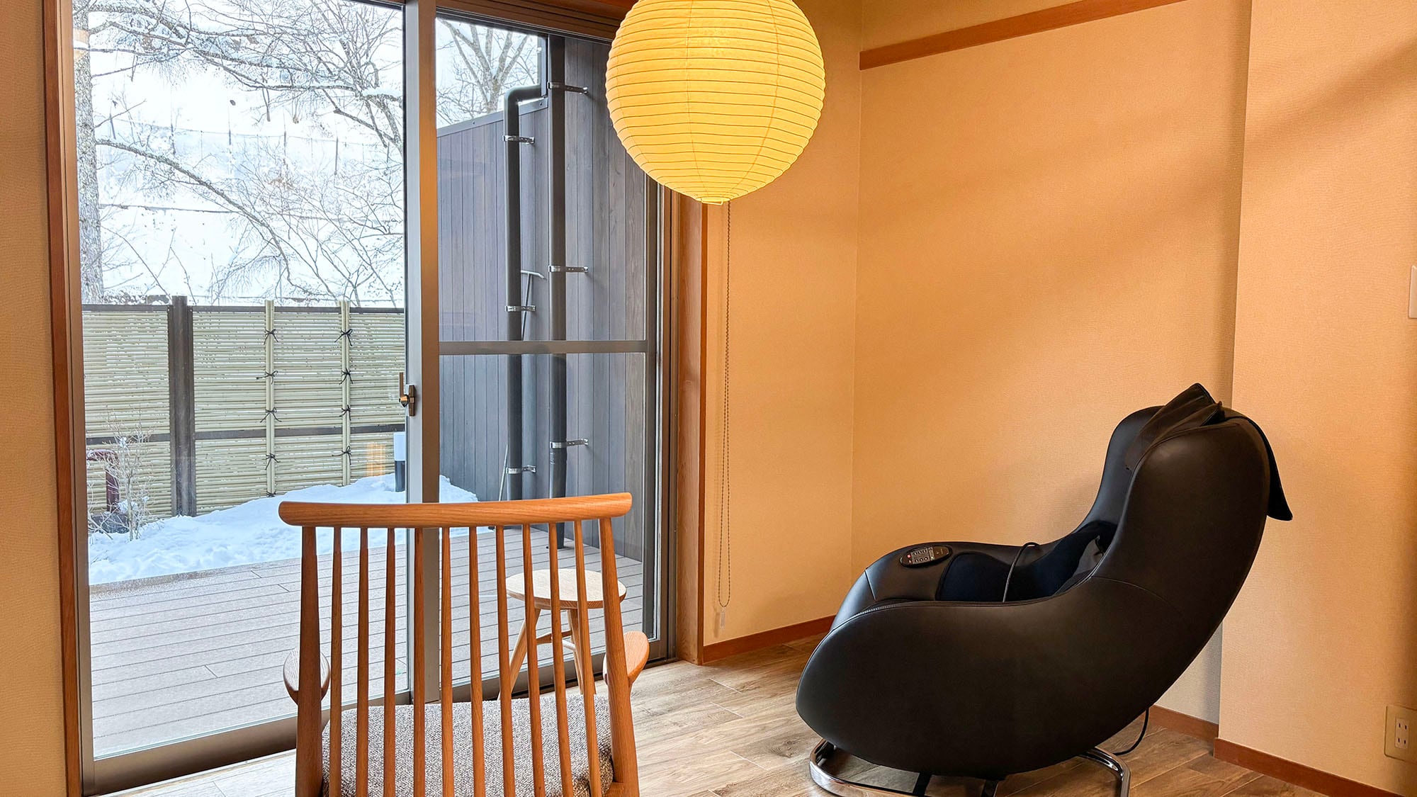 ・[Japanese-style room on the 1st floor] Relax on the massage chair while looking at the outside scenery