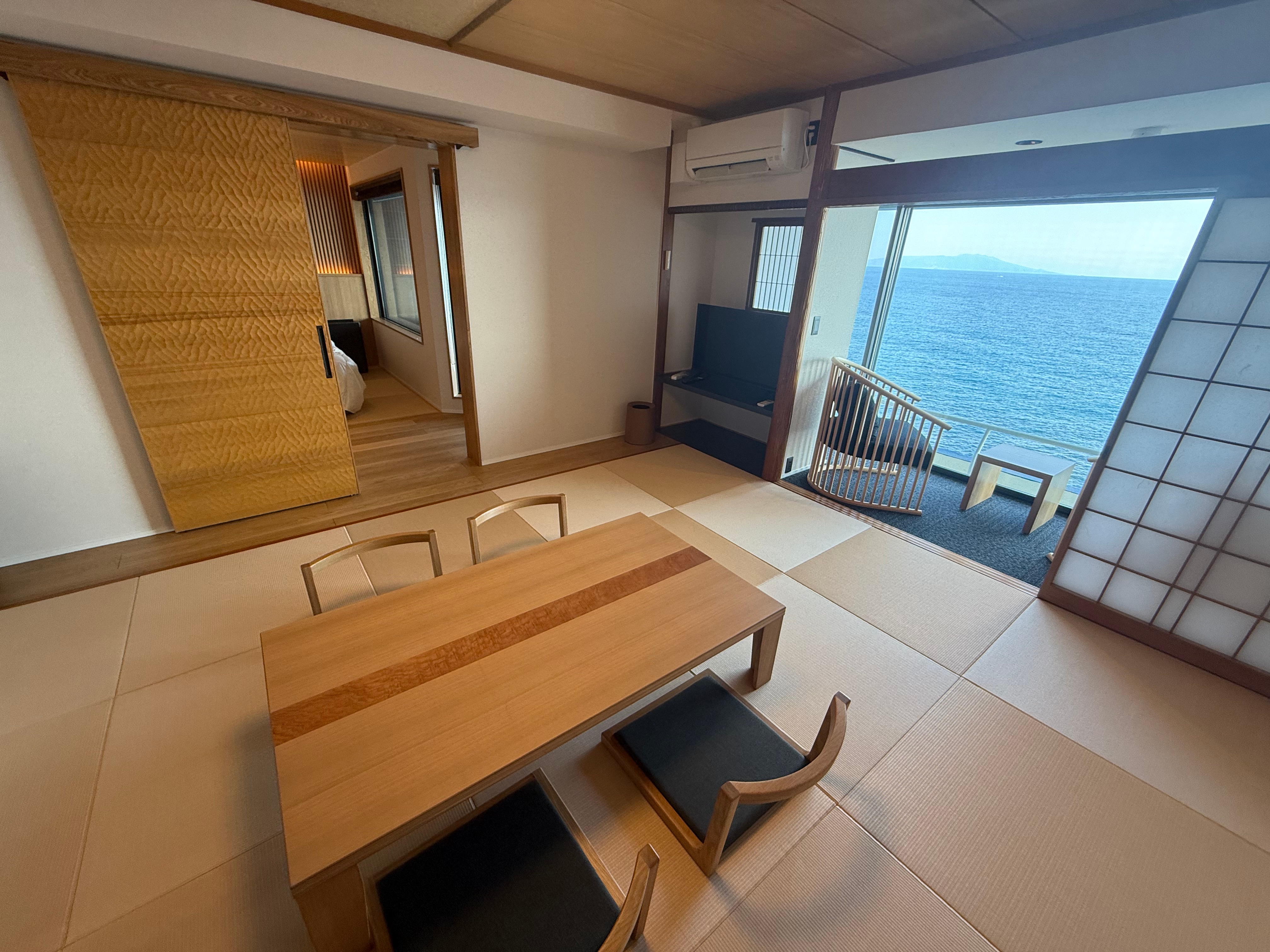 Kamar khusus dengan kamar mandi terbuka.