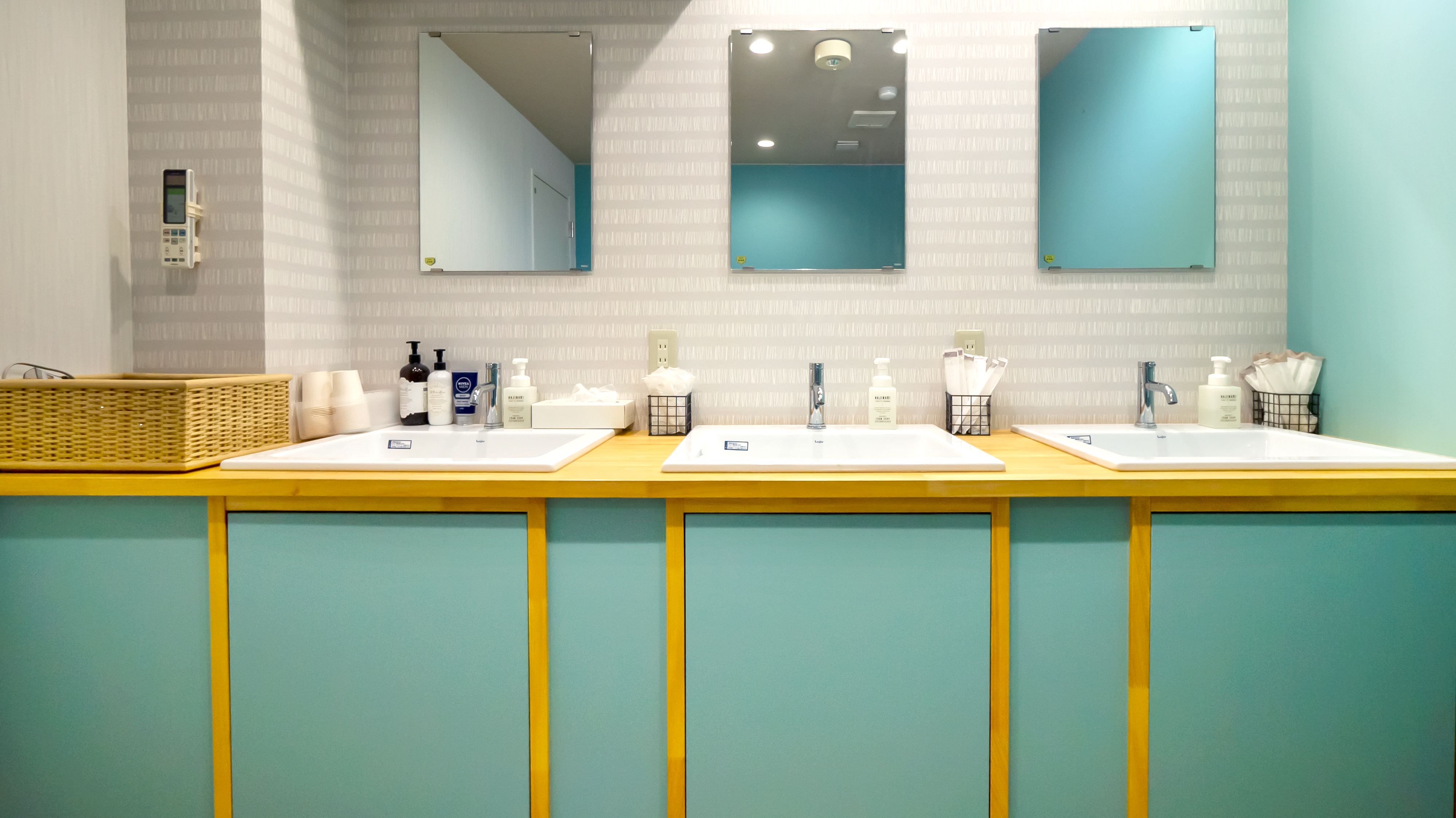 3rd floor powder room
