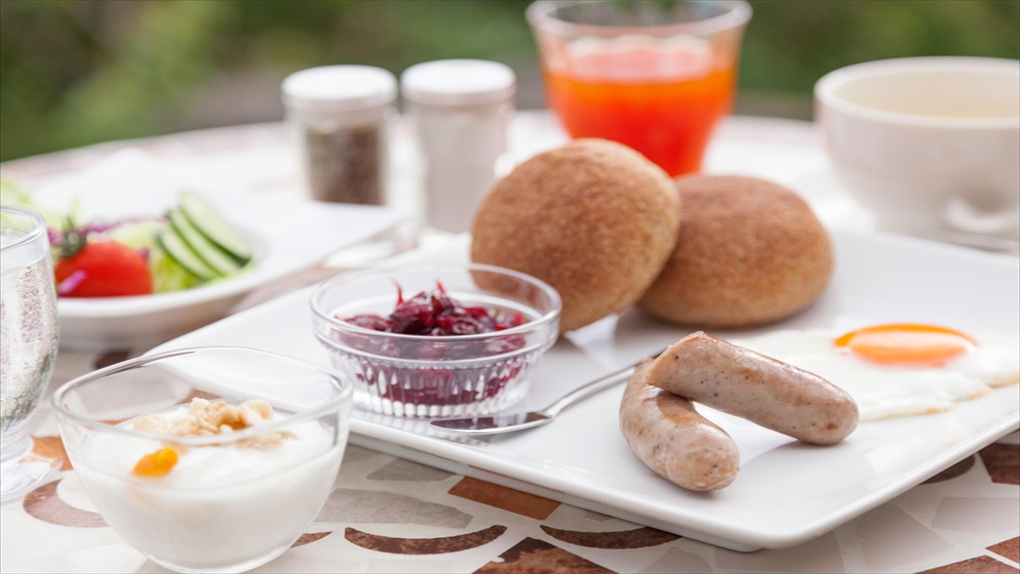 [Breakfast] We offer a menu that allows you to enjoy the taste of Okinawa and Motobu, including Agu pork sausages