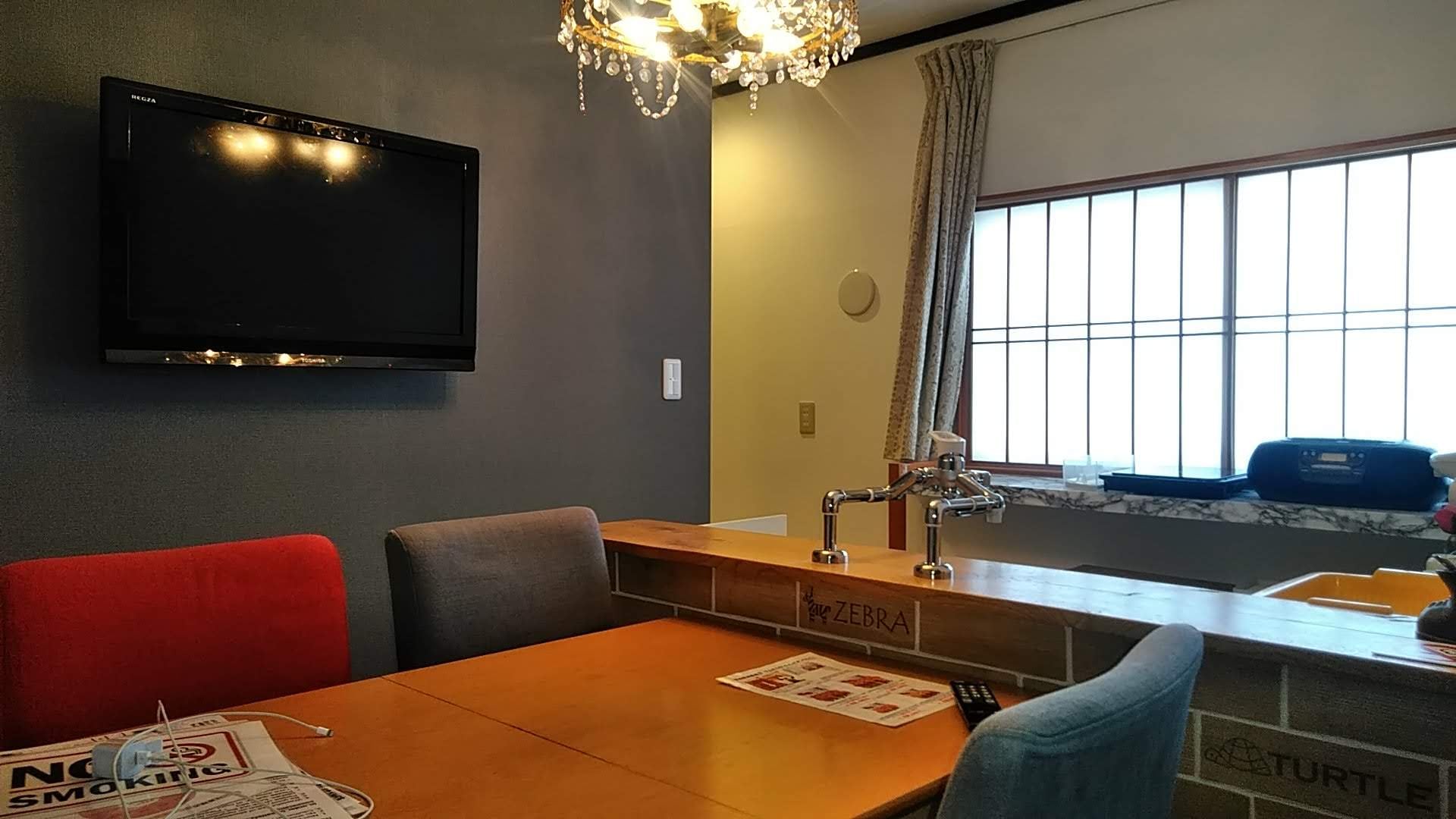 Upgraded in April 2021. All rooms are equipped with a simple kitchen (with tableware), the latest antibacterial air conditioner, and a washing machine.