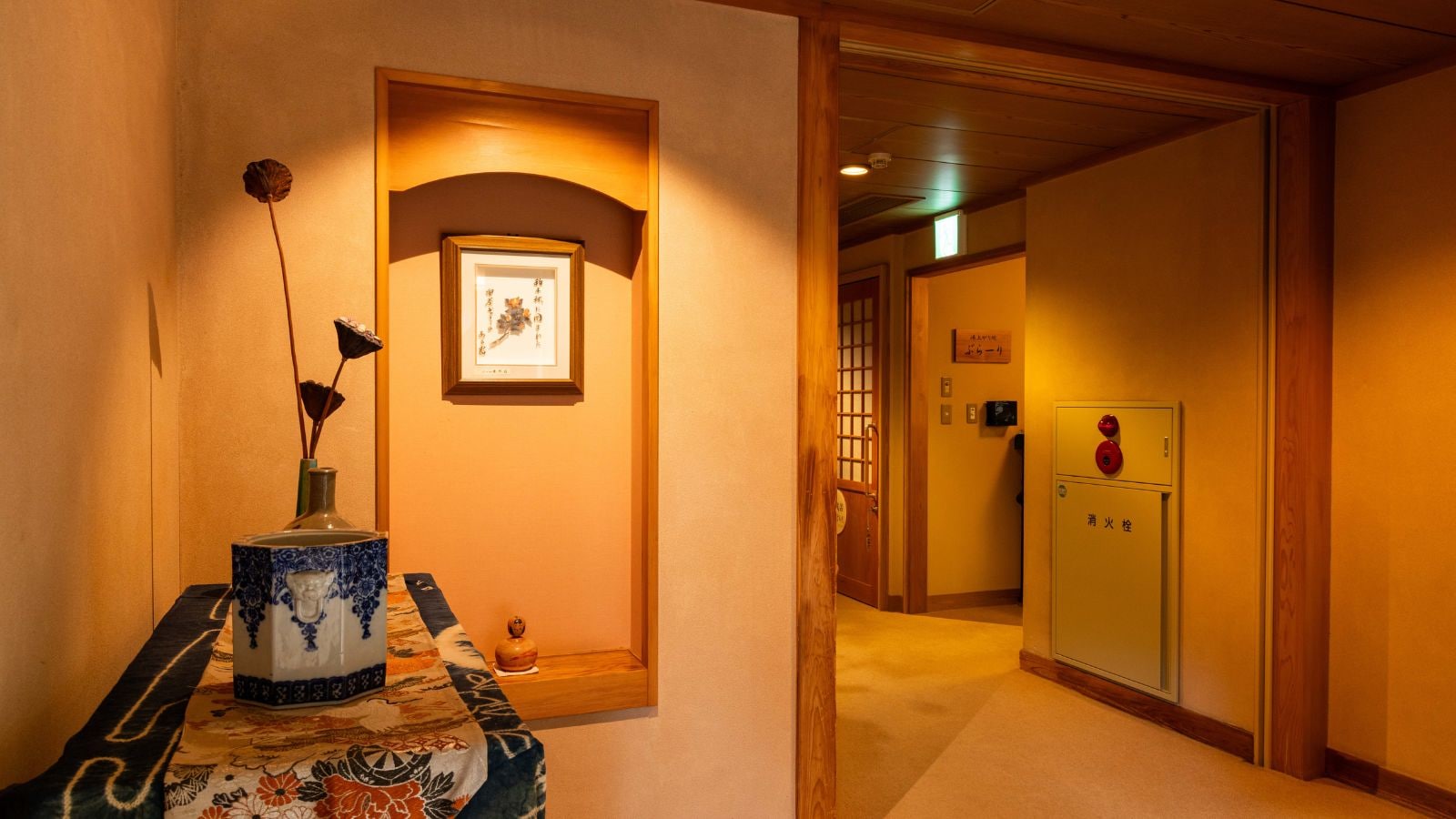 [In-house facilities] A corner of the building furnished with calming colored pieces.