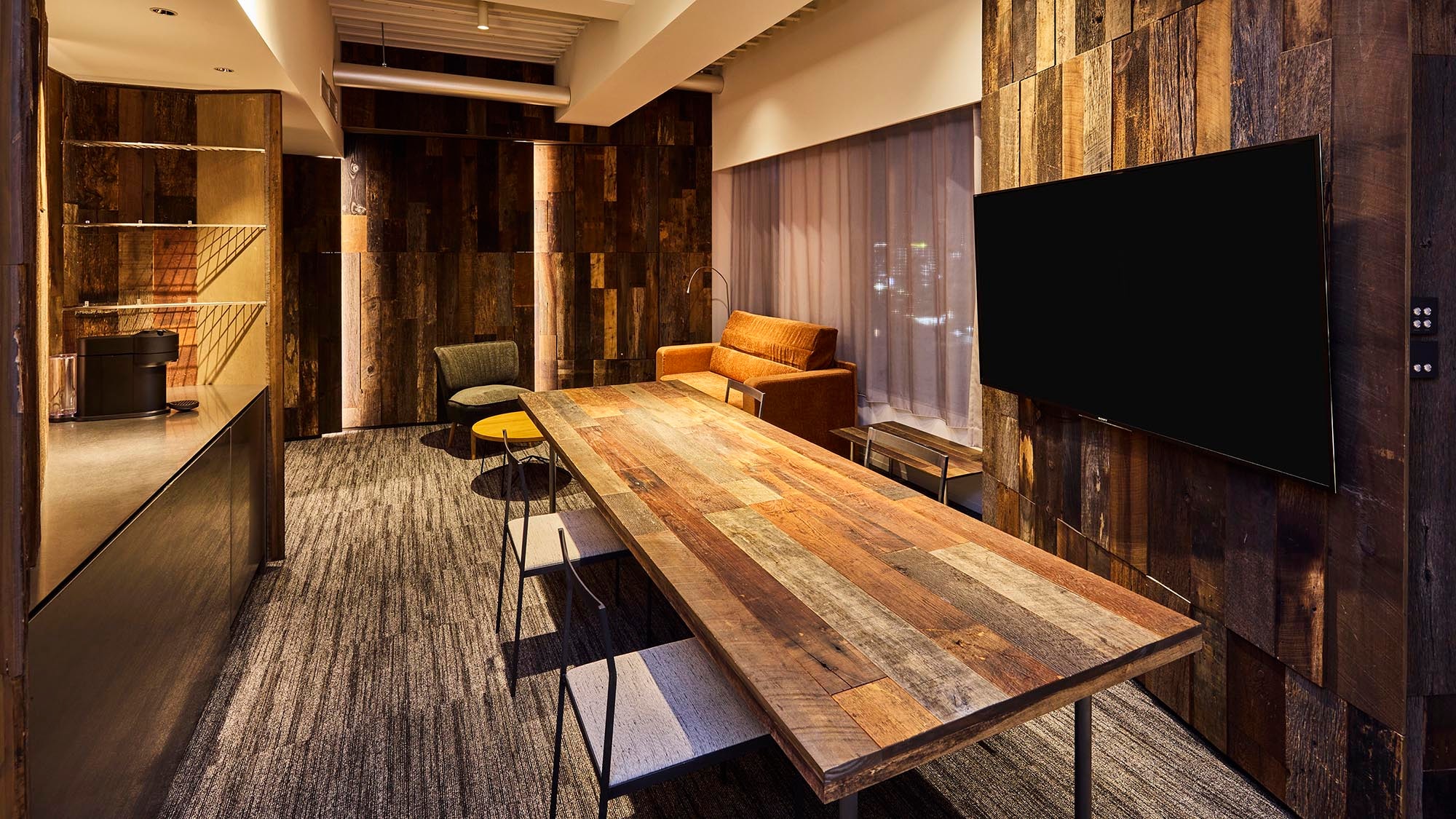 Atelier Suite | Interior kayu yang unik dan elegan. Meja panjang serbaguna.