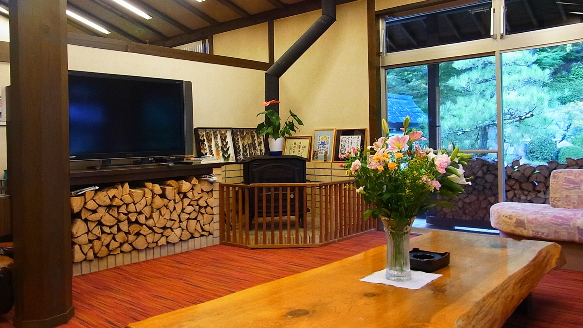 *[Lobby] A spacious lobby with a calm atmosphere where you can see the rich greenery from the large windows.