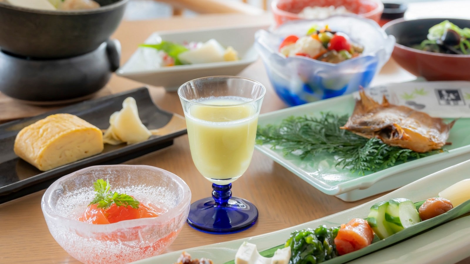 [早餐示例]請從早上開始享用鳥取縣的越光米和使用當地食材製作的時令味噌湯。