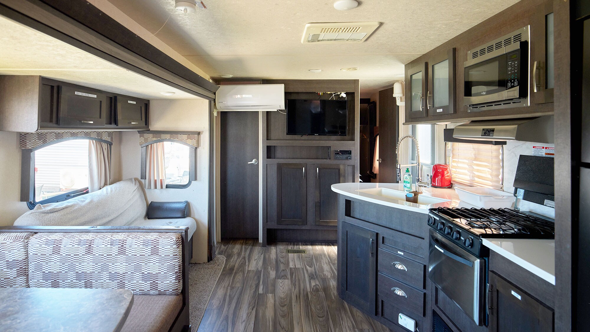 [Trailer house/9m] The living space, kitchen, and bedroom are all compact and comfortable to live in.