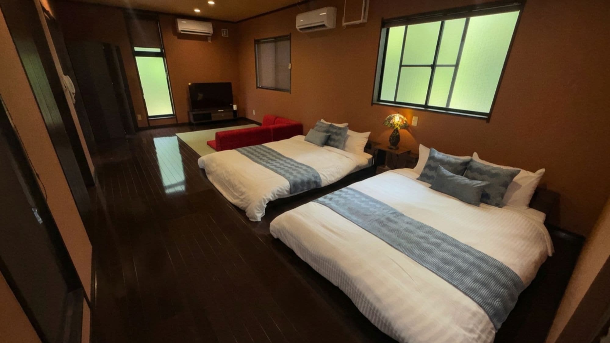 [Phòng khách mới] Hai giường đơn rộng rãi. Tận hưởng giấc ngủ sâu trong vòng tay ấm áp của bộ đồ giường chất lượng cao.