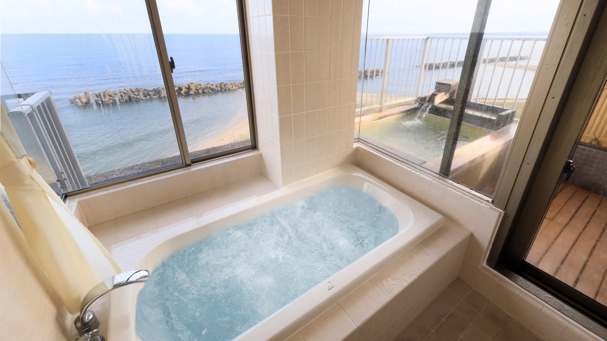 [Open-air bath & panoramic jacuzzi] Japanese-Western twin room / 70 m² (example)