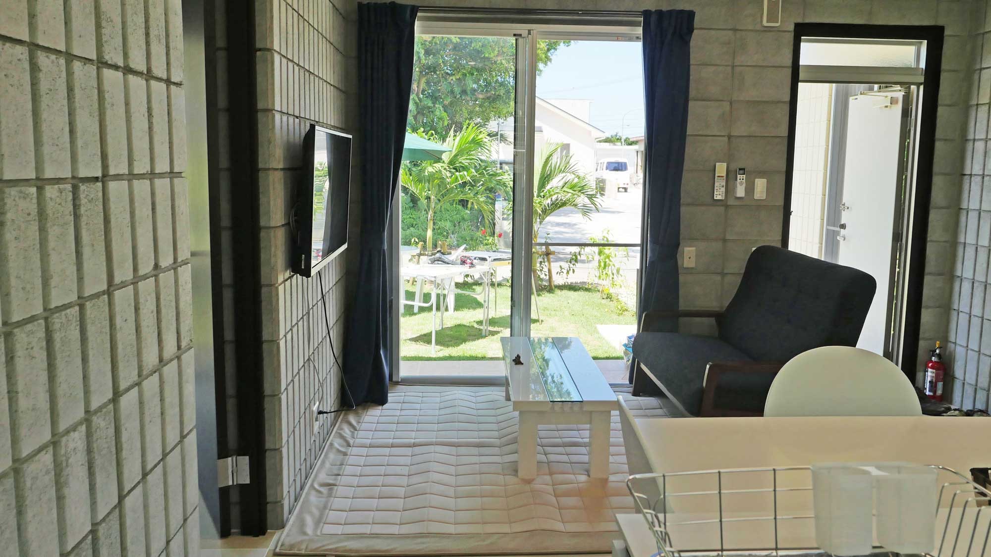 [Living room] You can relax and enjoy the view from the window.