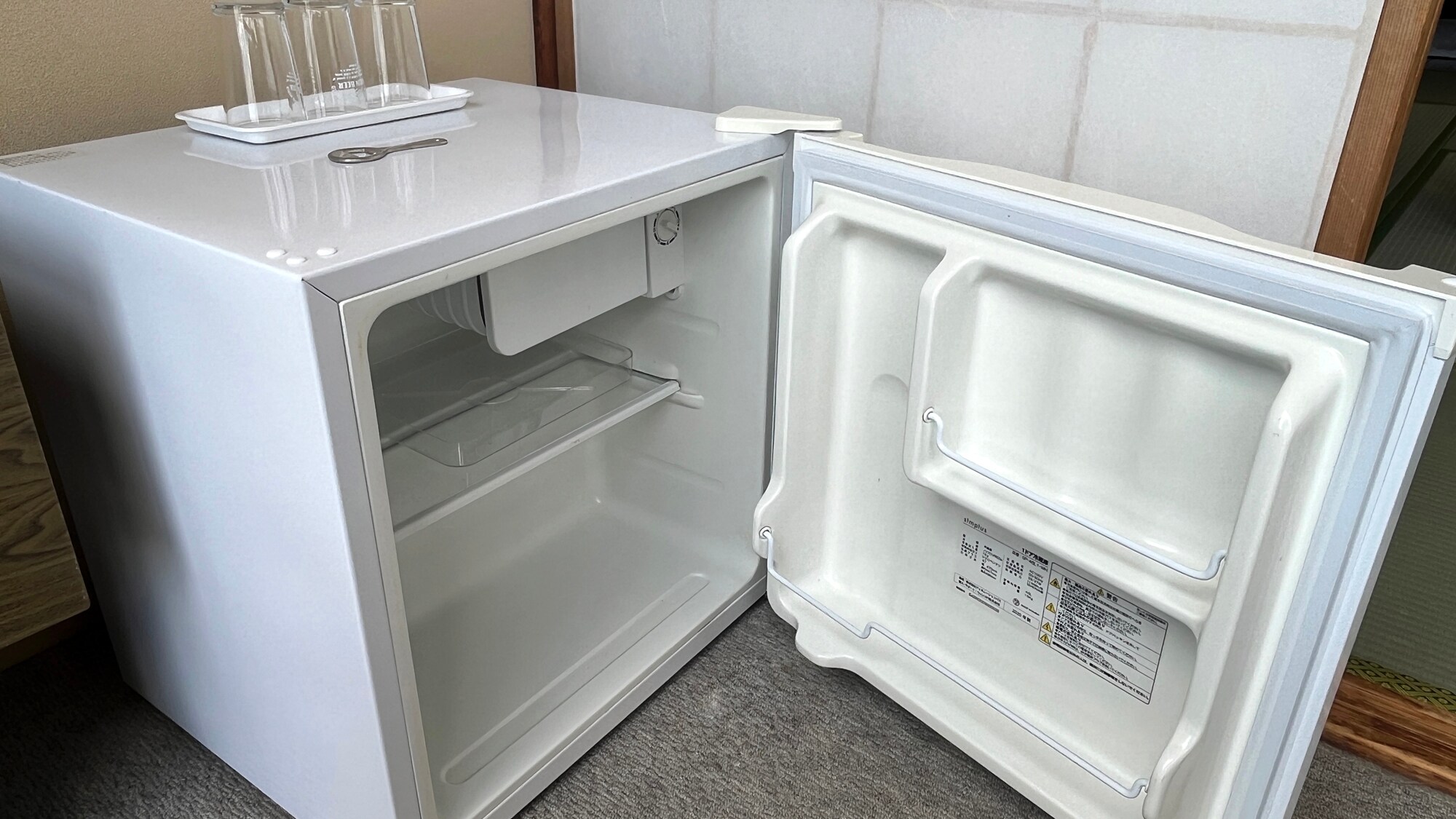 [Annex/Rooms] Please feel free to use the drinks etc.