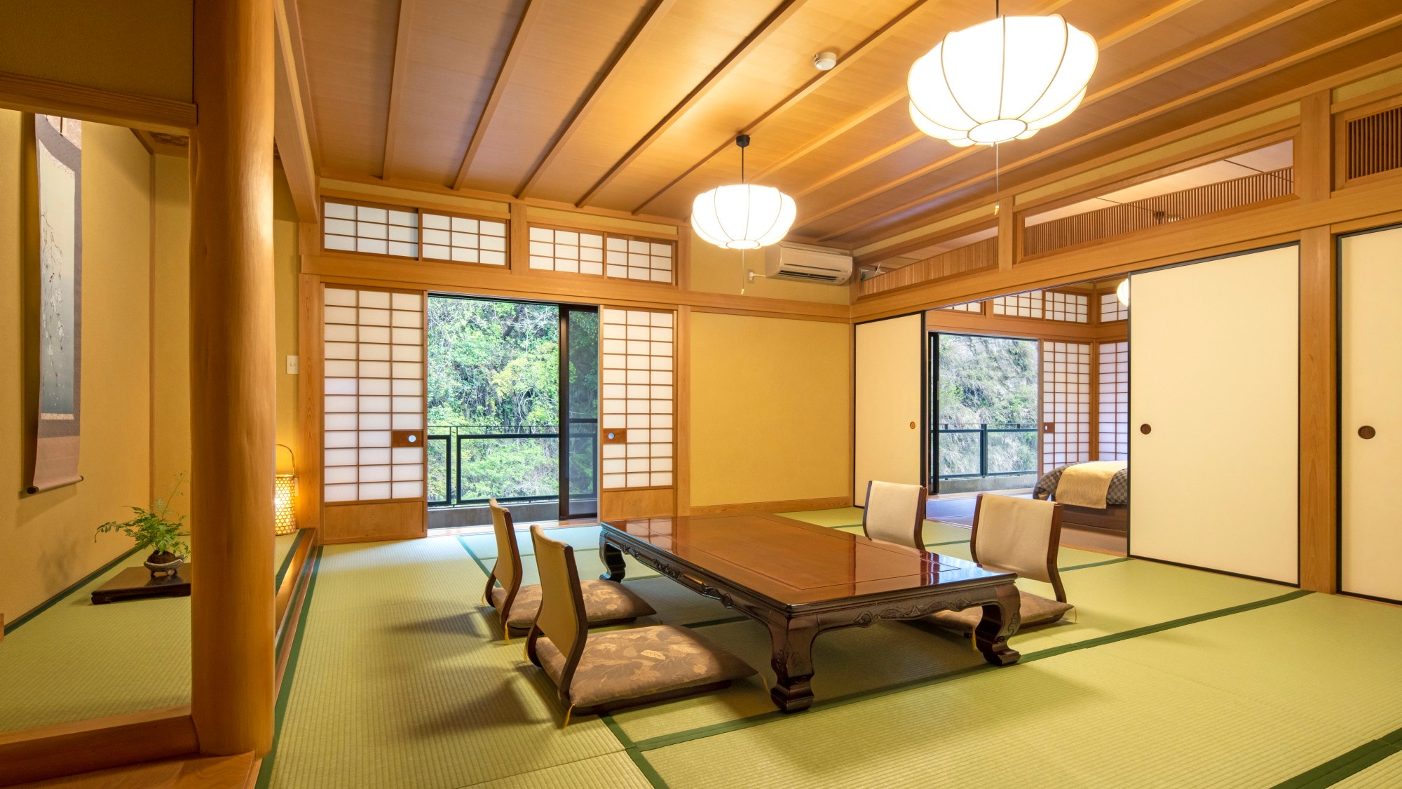 [Yoro] 15 tatami mats (Japanese-style room) + 8 tatami mats (Western-style room) 2nd floor, river side: corner room