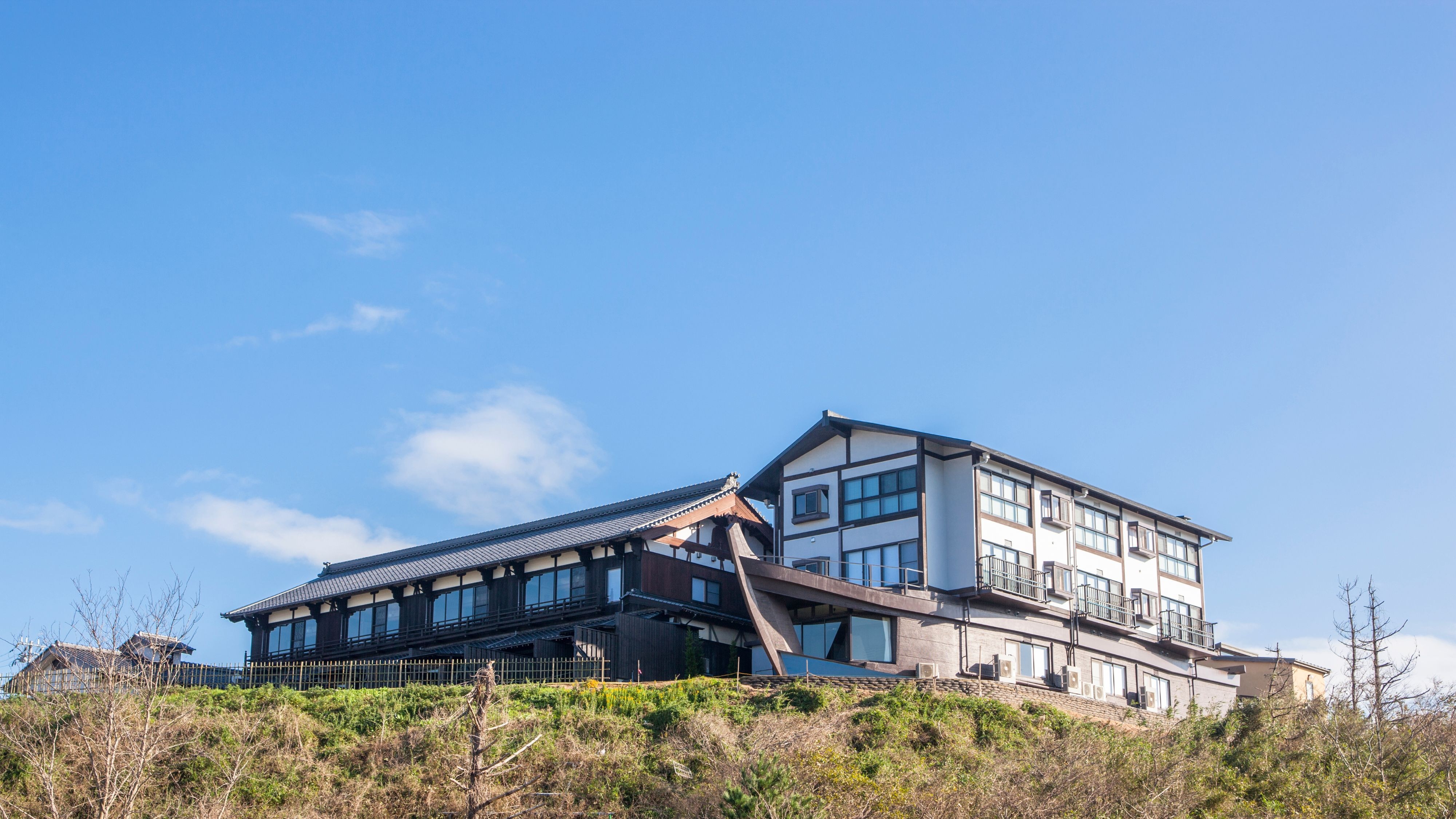 [外觀] 依山而建的船形旅館