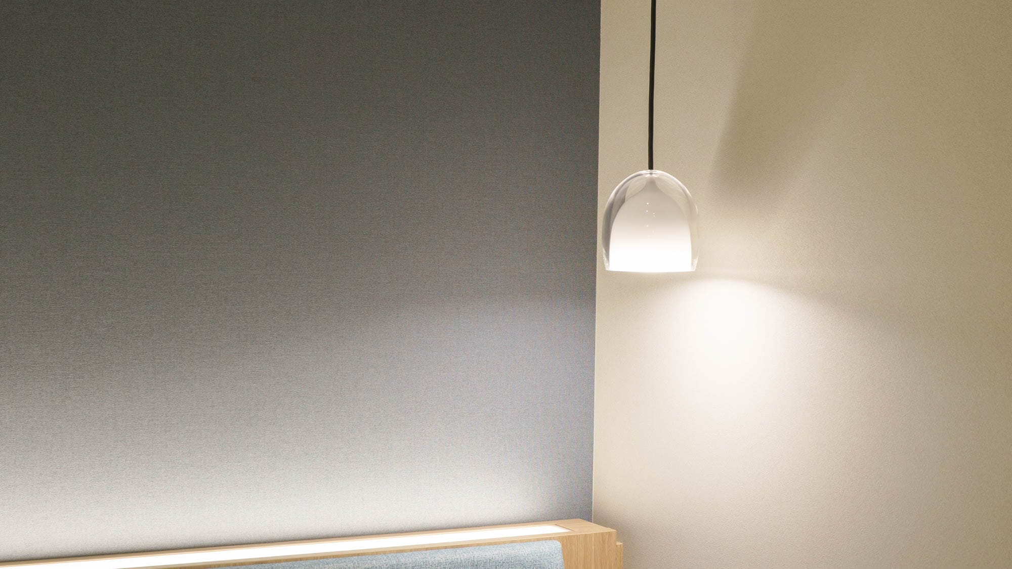 [Twin Standard] The pendant light, inspired by the snow in Sapporo, gently illuminates the room.