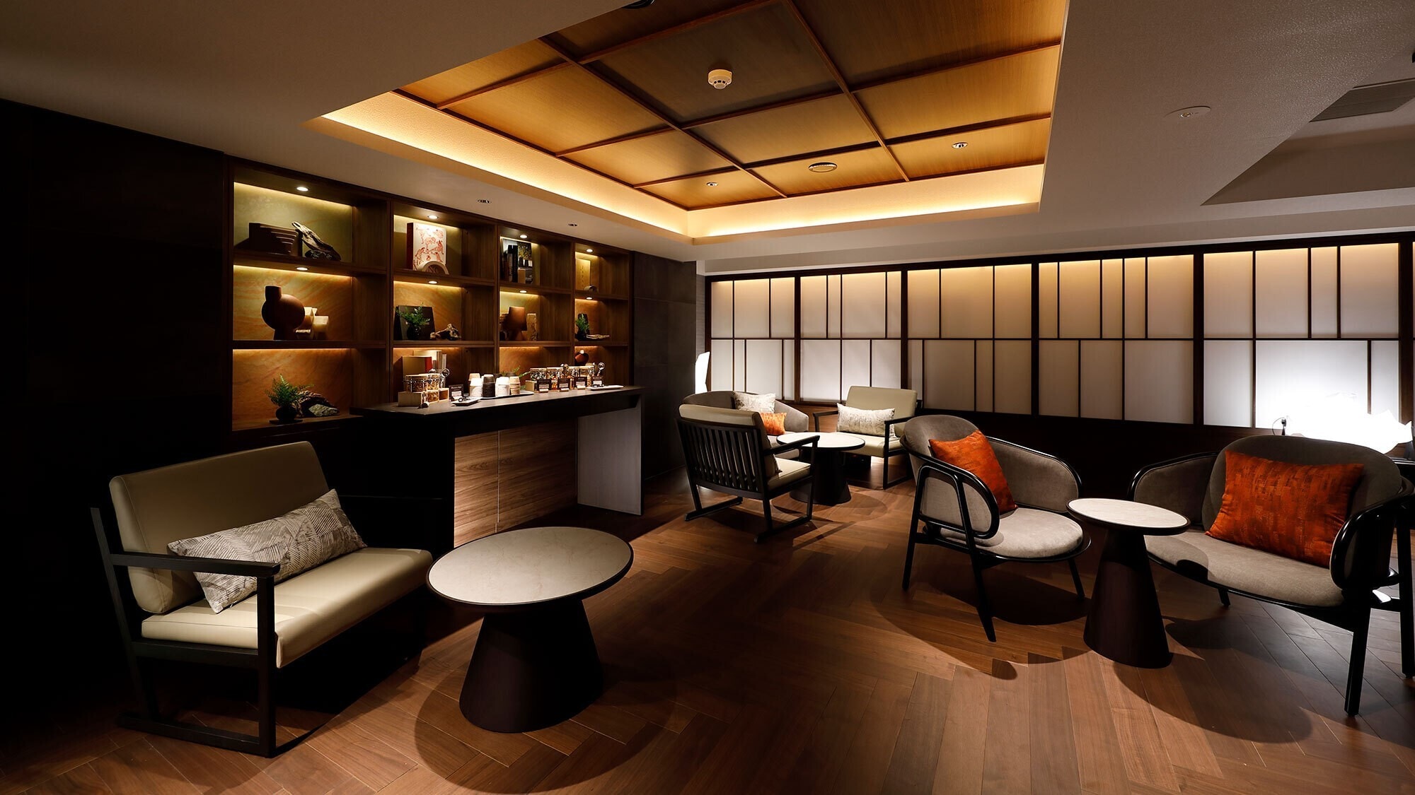 【16樓私人休息室】提供酒類、堅果等各種免費飲品。