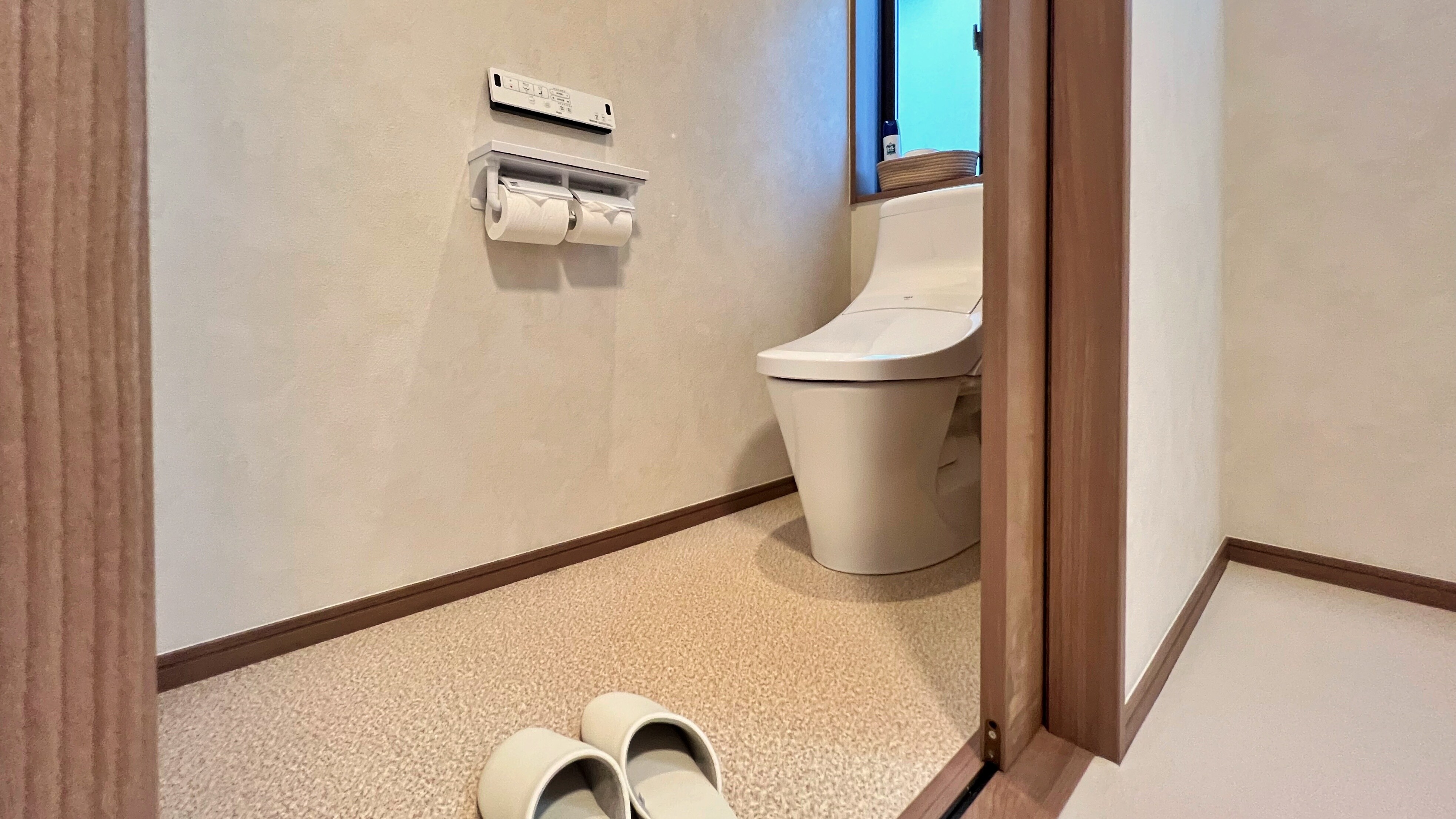 Standard Plus Room (1-3 persons) with bath, toilet and washbasin