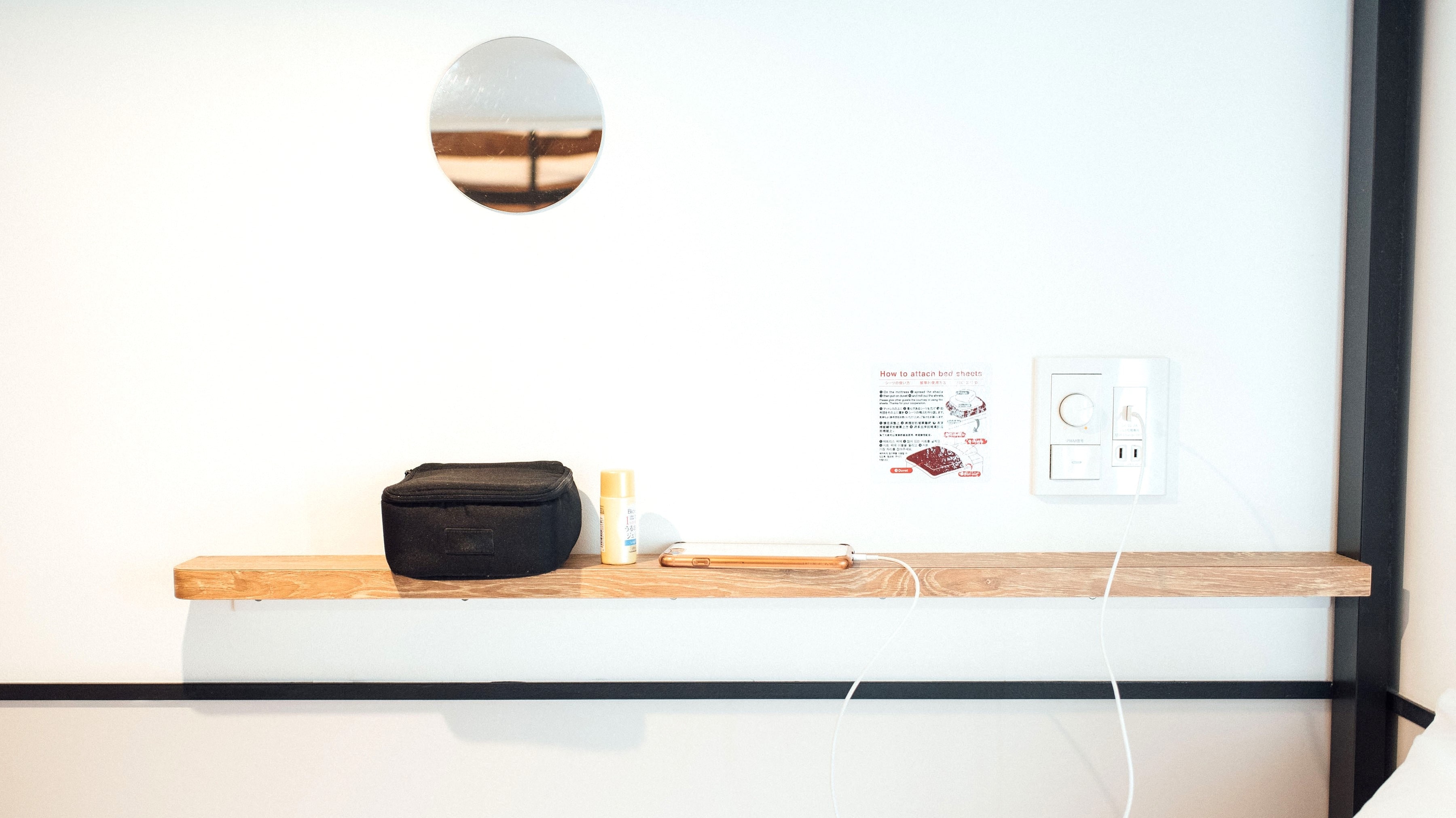 Terdapat meja samping, port USB, stopkontak, dan lampu baca di samping tempat tidur.
