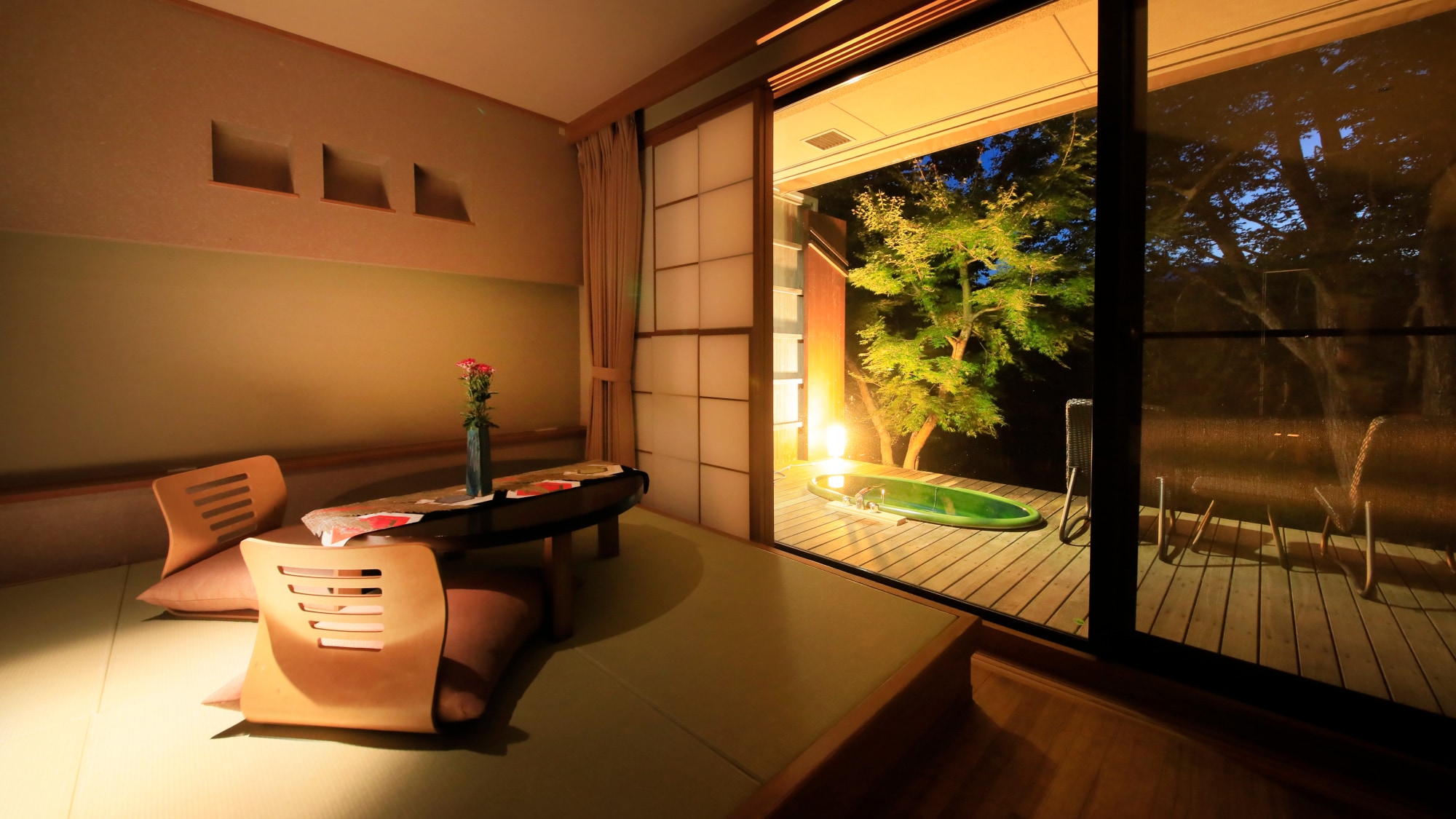 [With open-air bath] Japanese-Western style room (night)