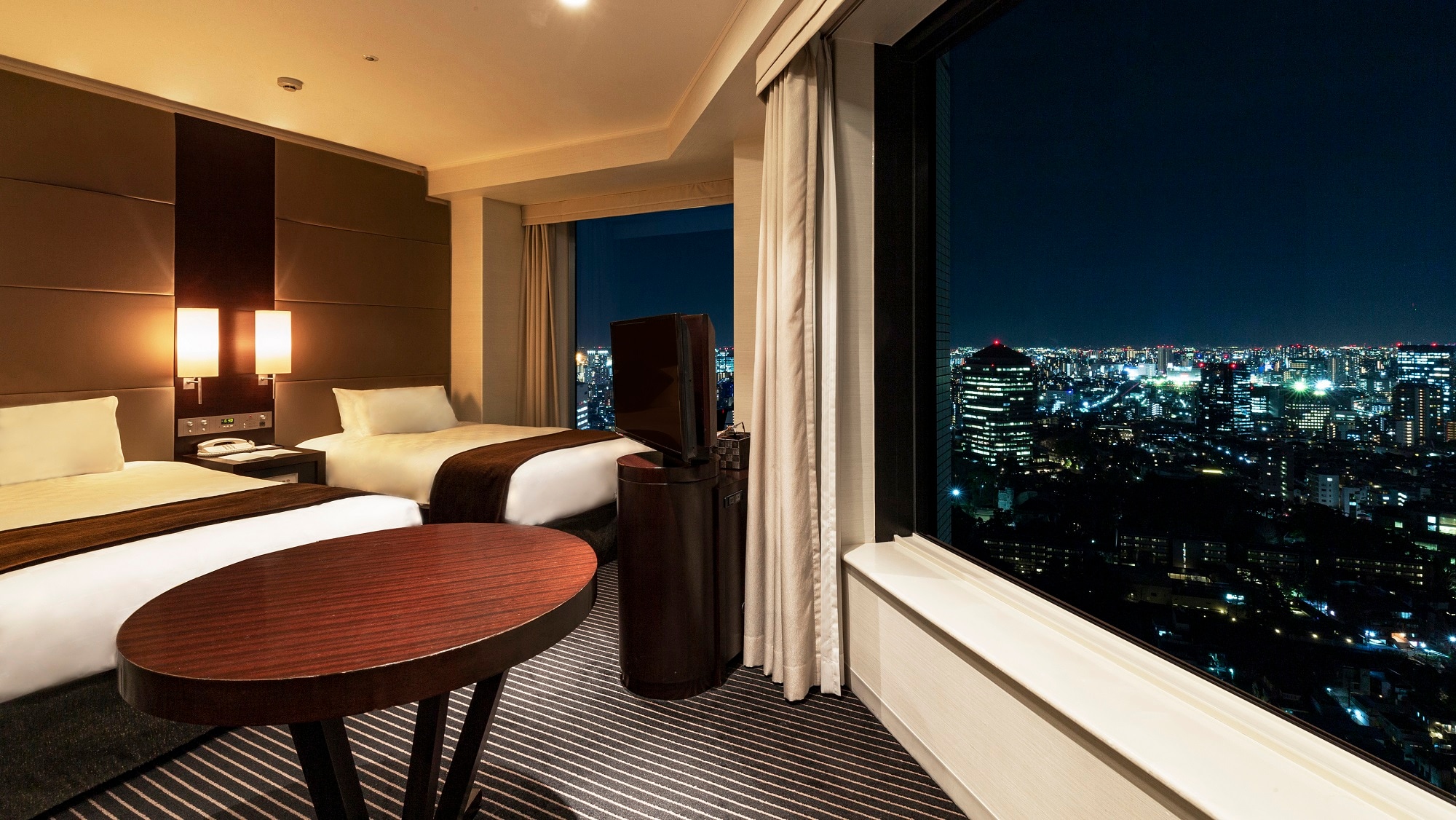Main Tower Corner Twin (Premier Floors 35-37)