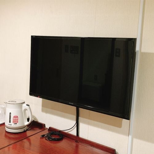 32-inch LCD TV (wall-mounted TV)
