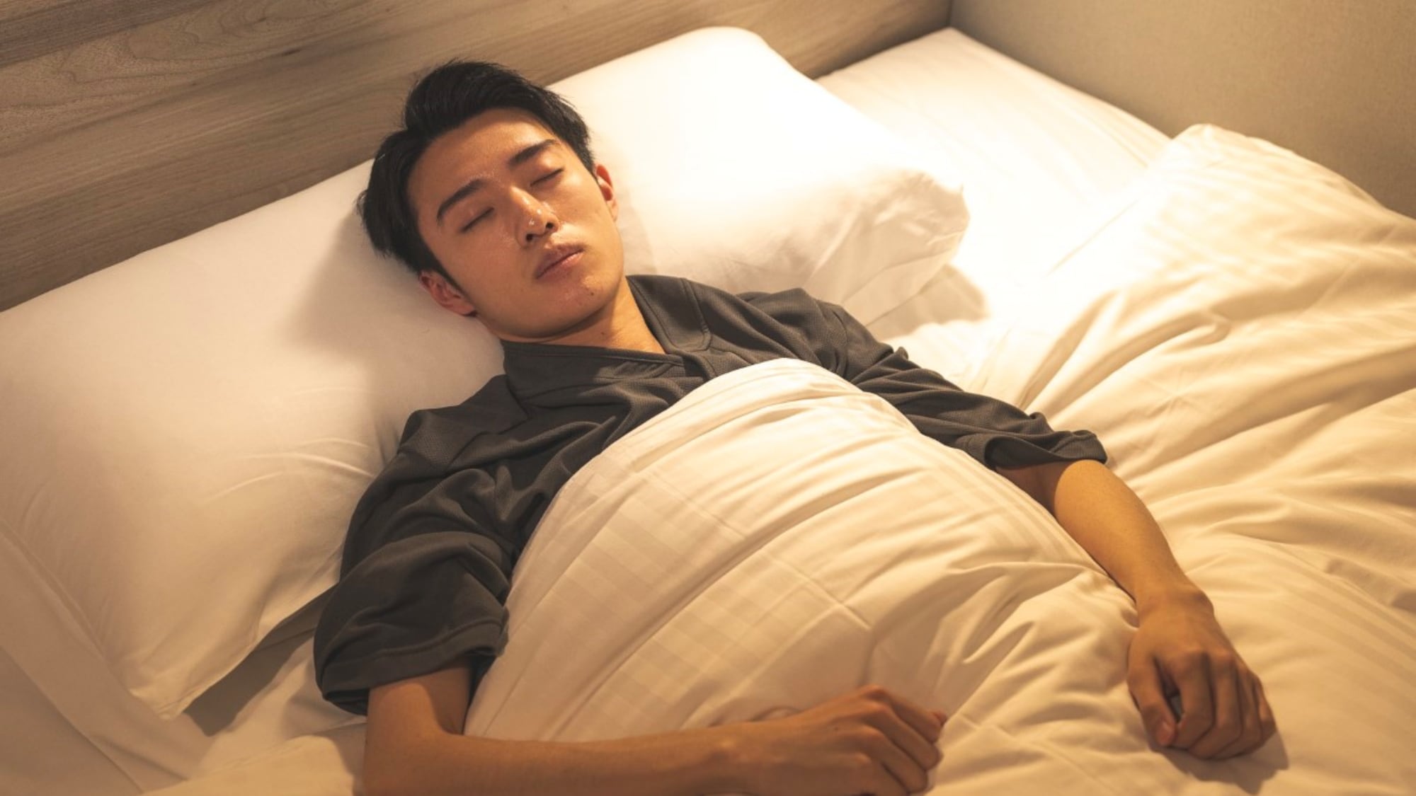[A day at the hotel] I slept soundly in the dim lighting.