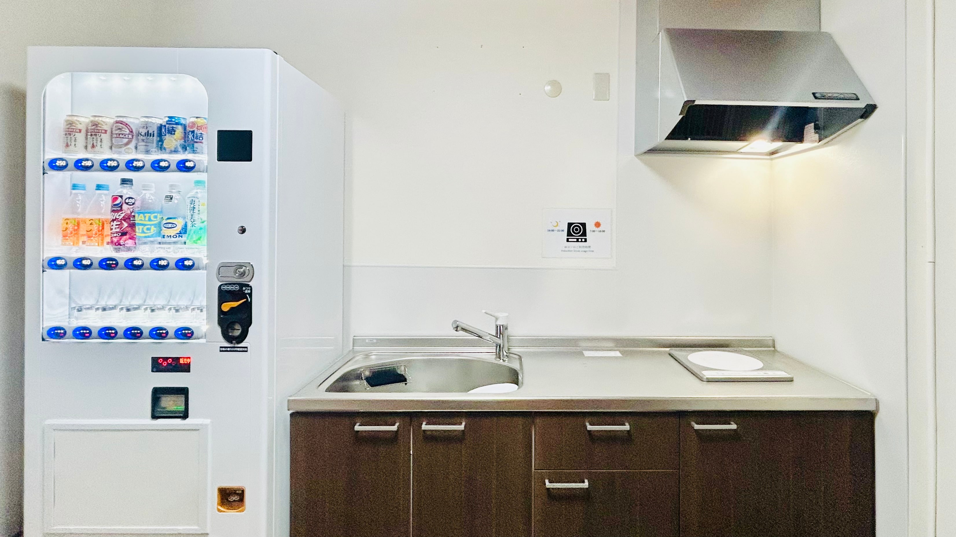 [1st floor (shared space)] Vending machines and kitchen