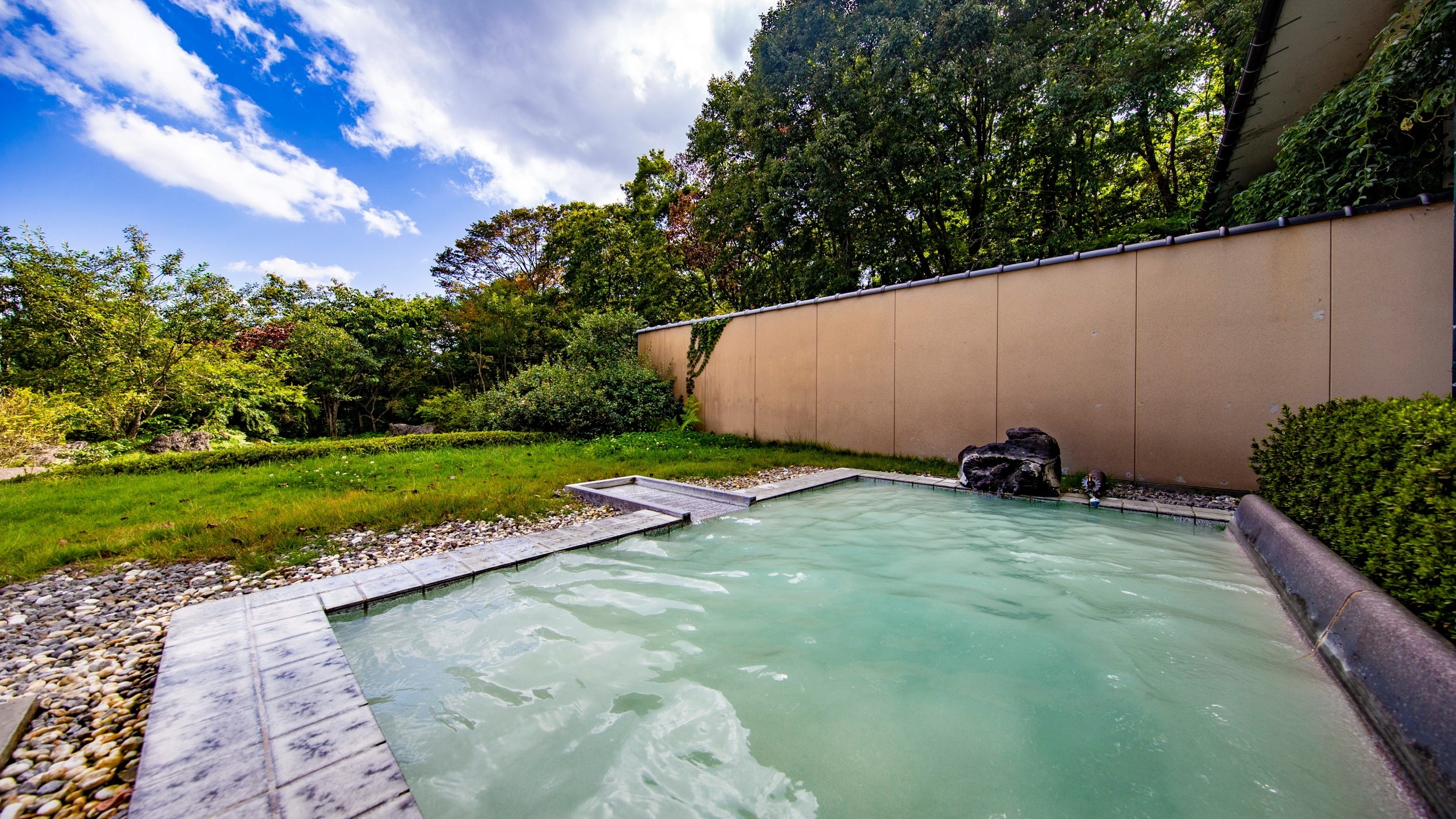 The open-air bath offers a sense of freedom that is exceptional!