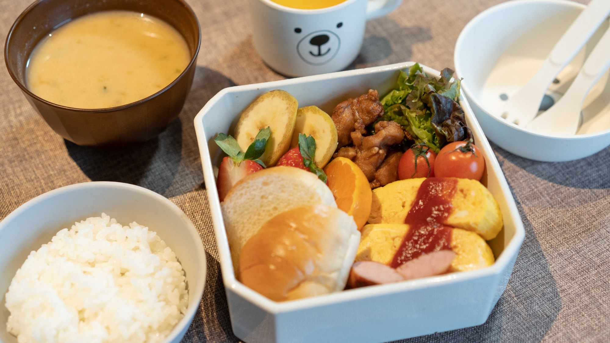 [Contoh sarapan] Sarapan anak-anak juga tersedia dalam kotak bento berwarna-warni.