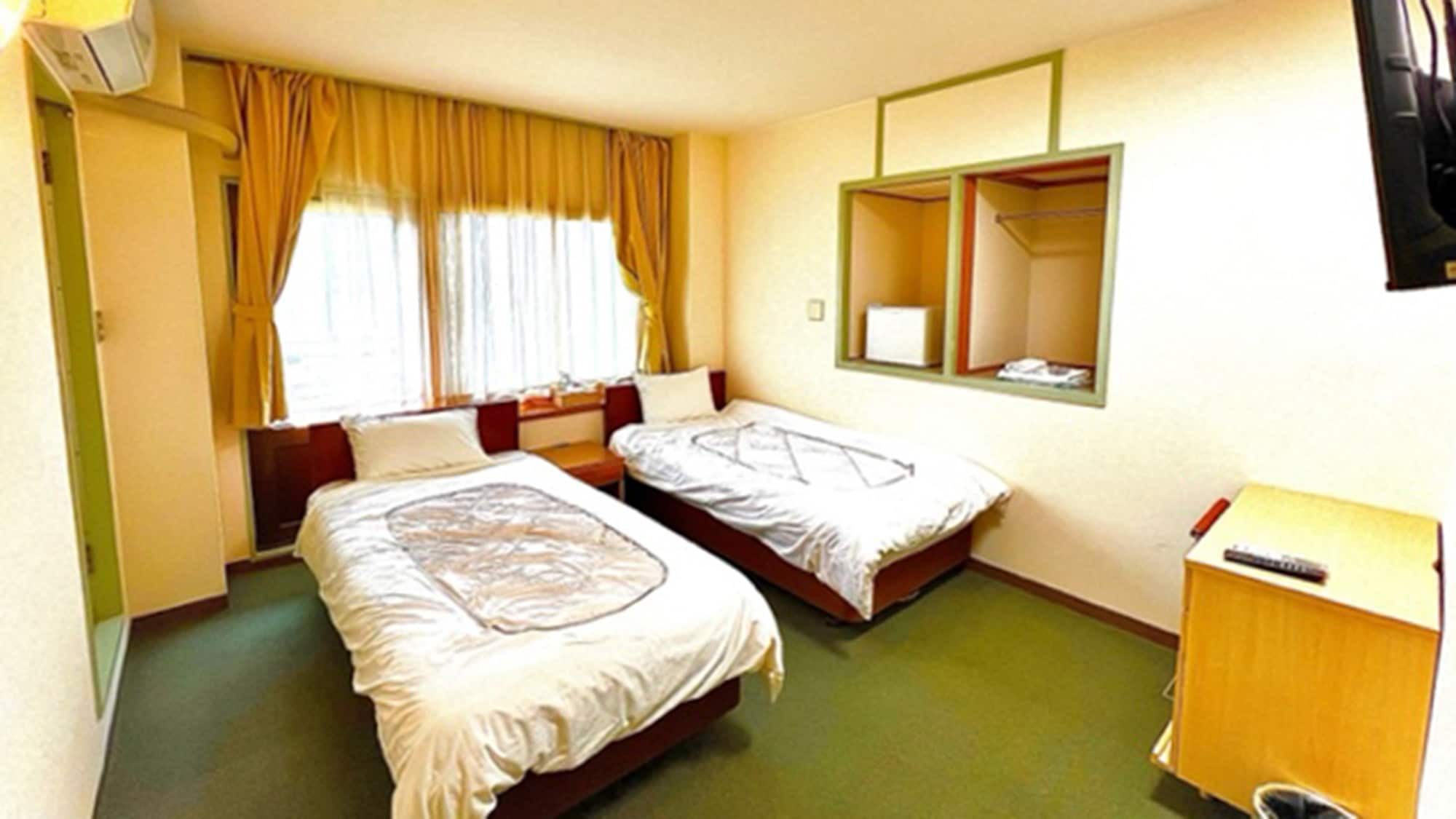 ・[Western-style twin room] A spacious room. A wall-mounted TV that is easy to watch while lying down.