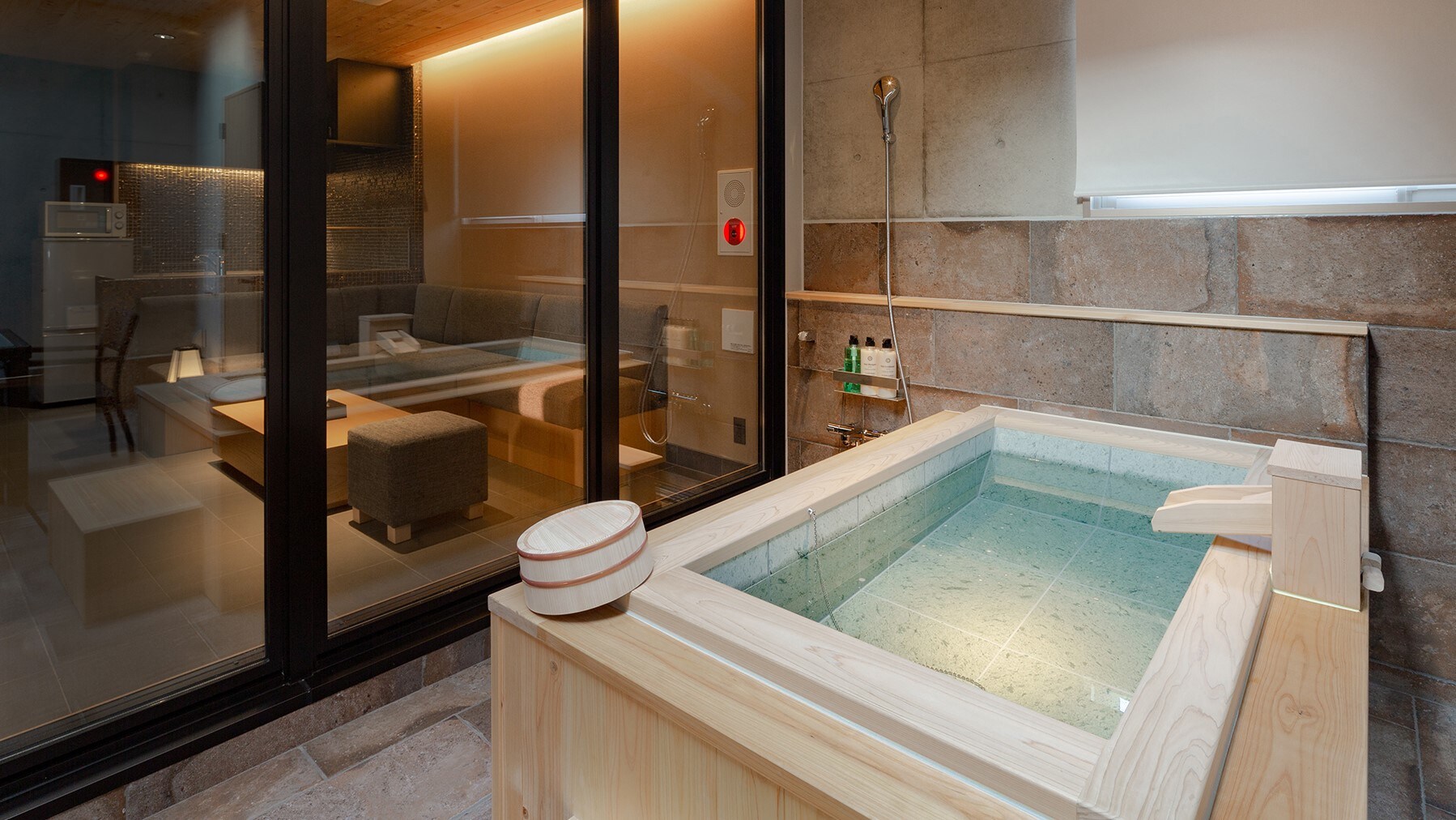 Deluxe Suite: Semi-open-air bath on the upper floor