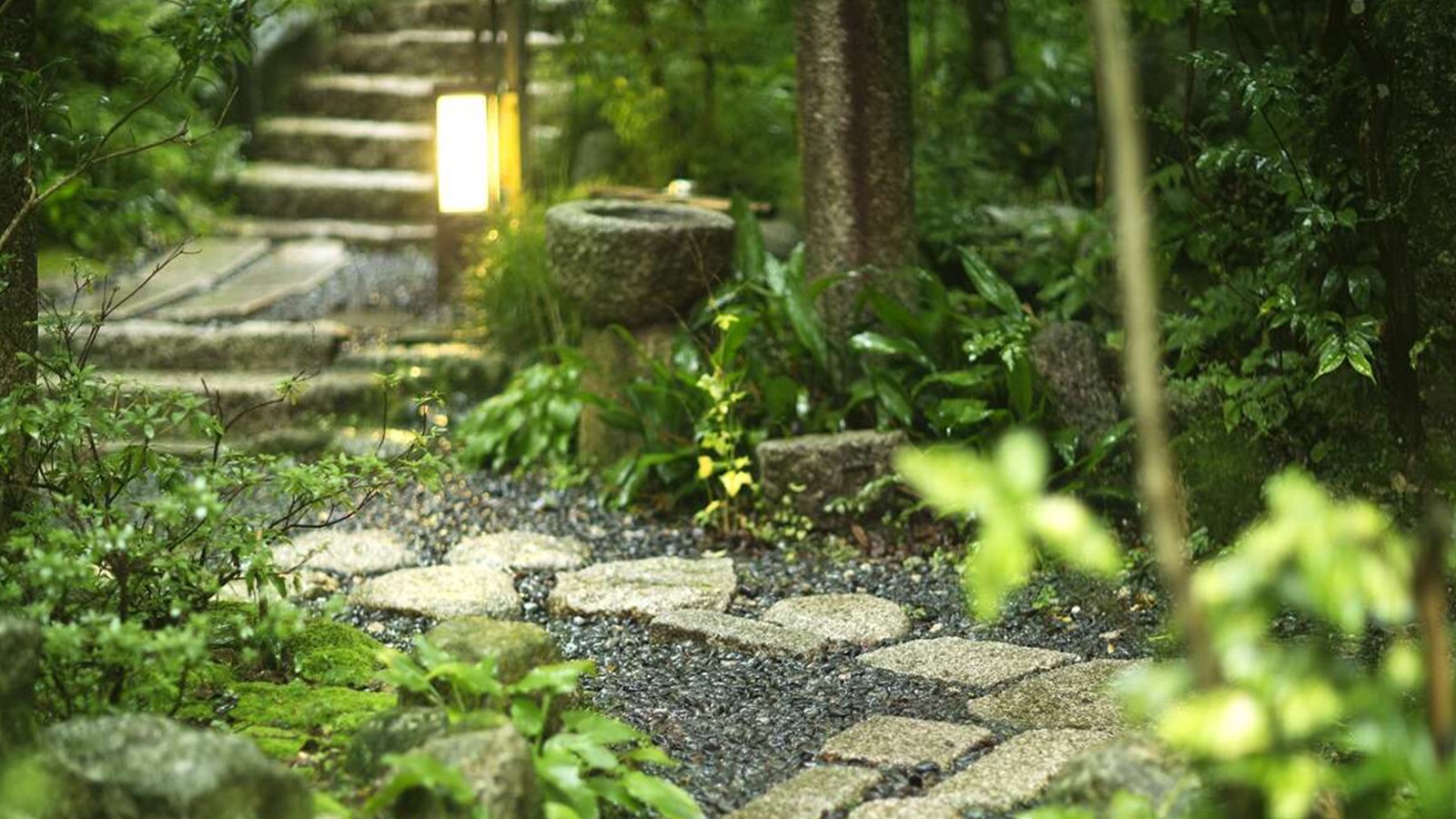 After changing into a yukata, take a stroll along the stone pavement, hearing the sound of the stone pavement.